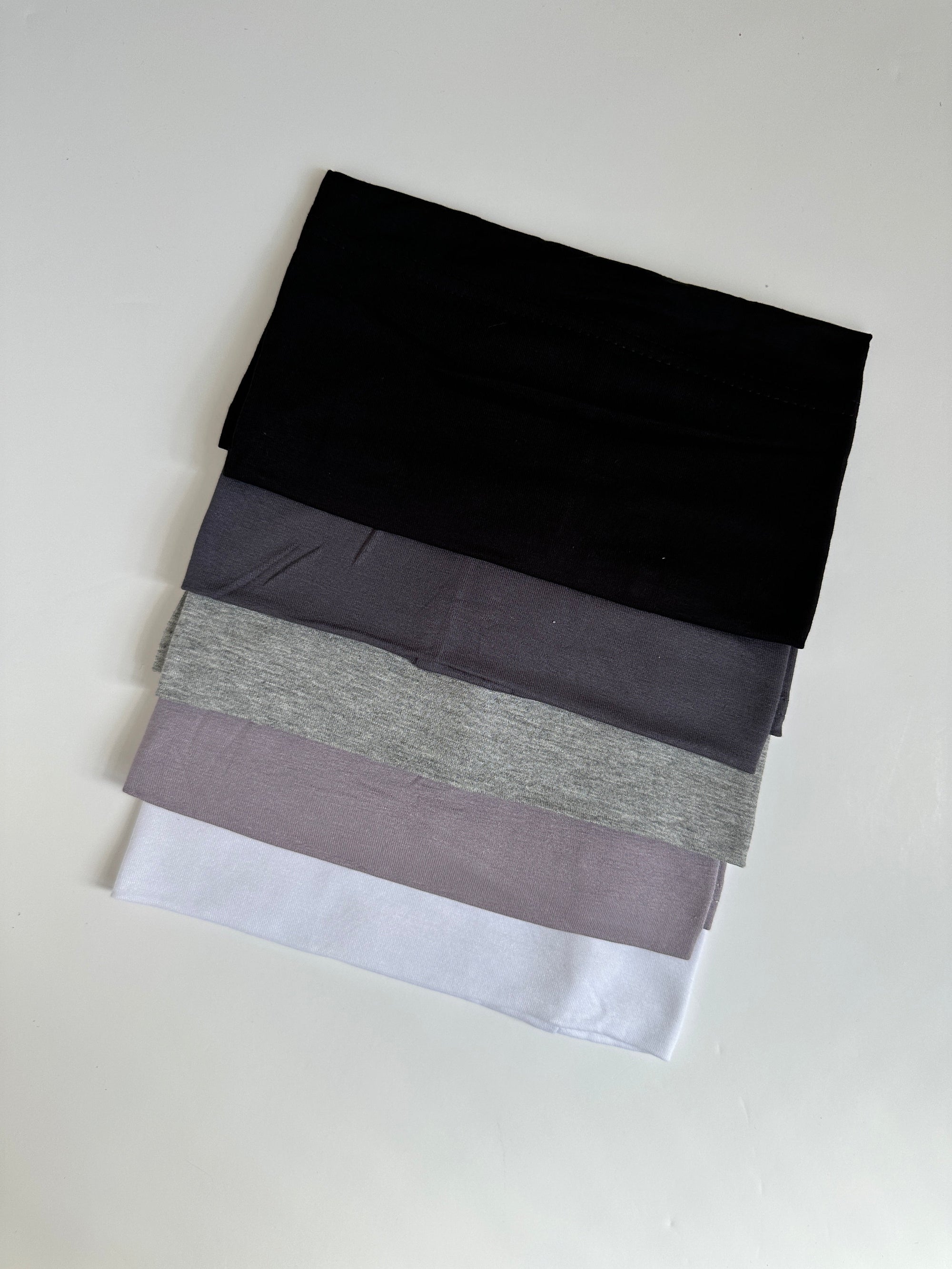 LOT DE 5 BONNETS