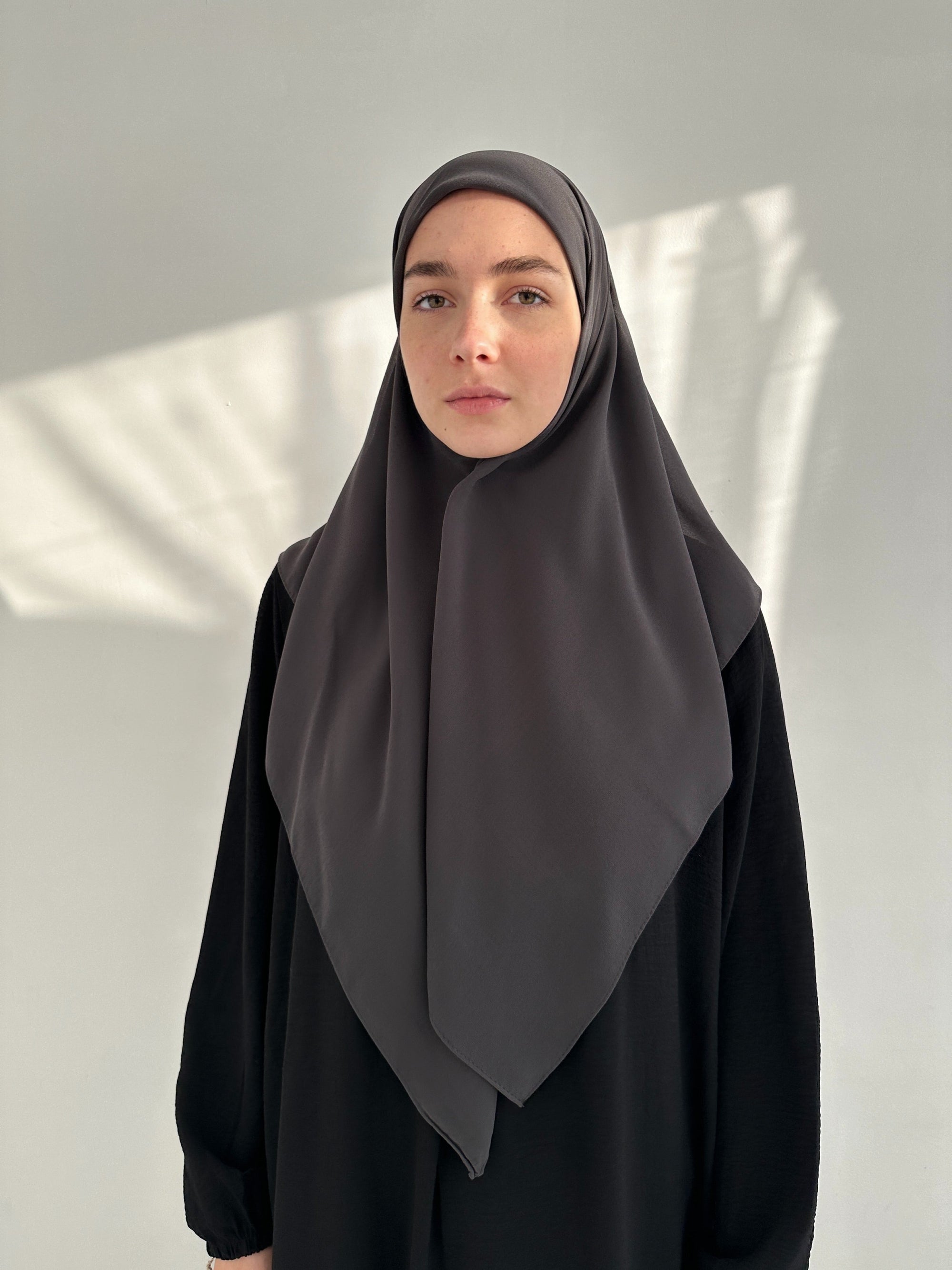 HIJAB CARRÉ EN MOUSSELINE GRIS FONCÉ