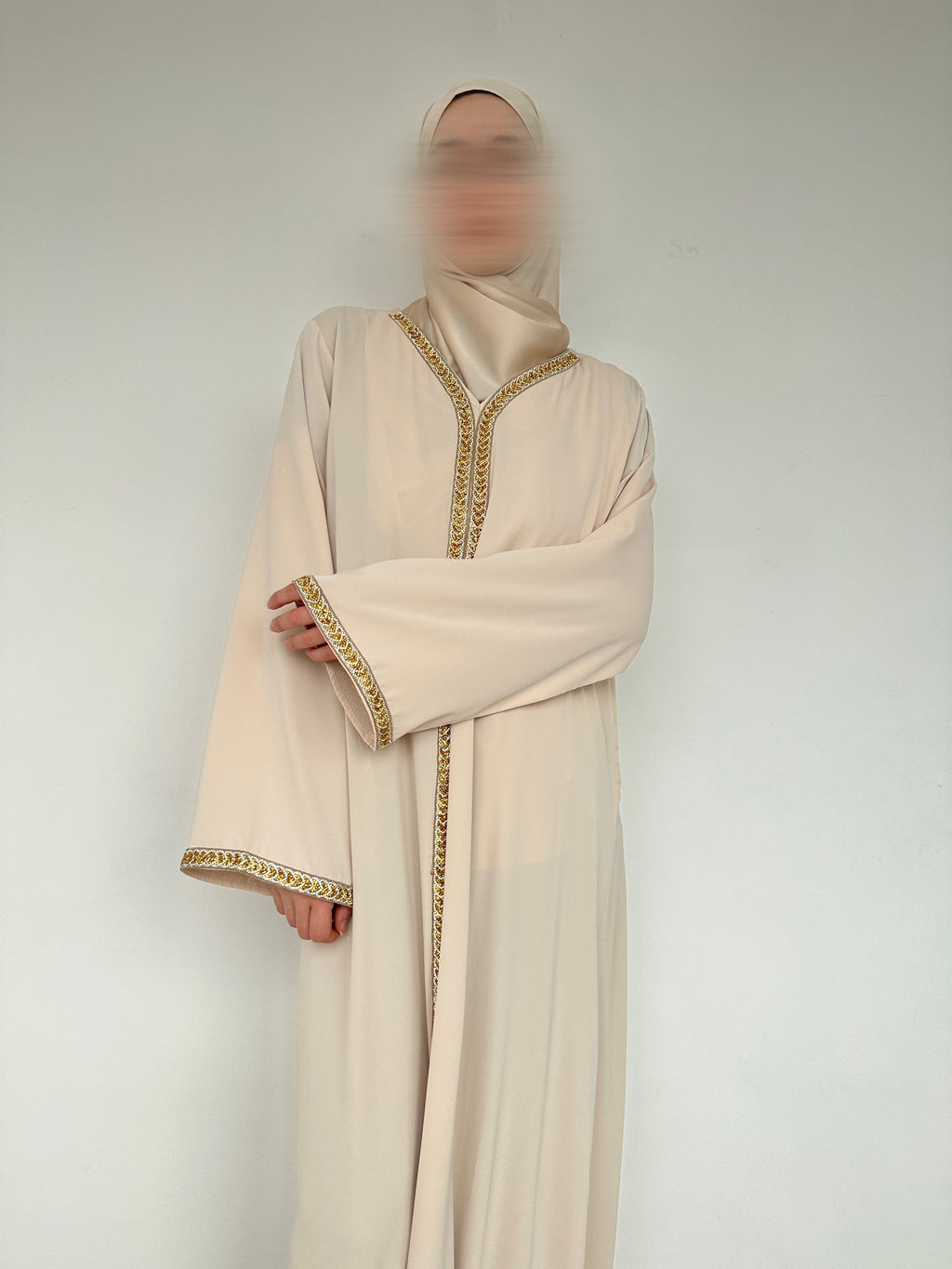 ABAYA AVEC DÉTAILS DORÉ