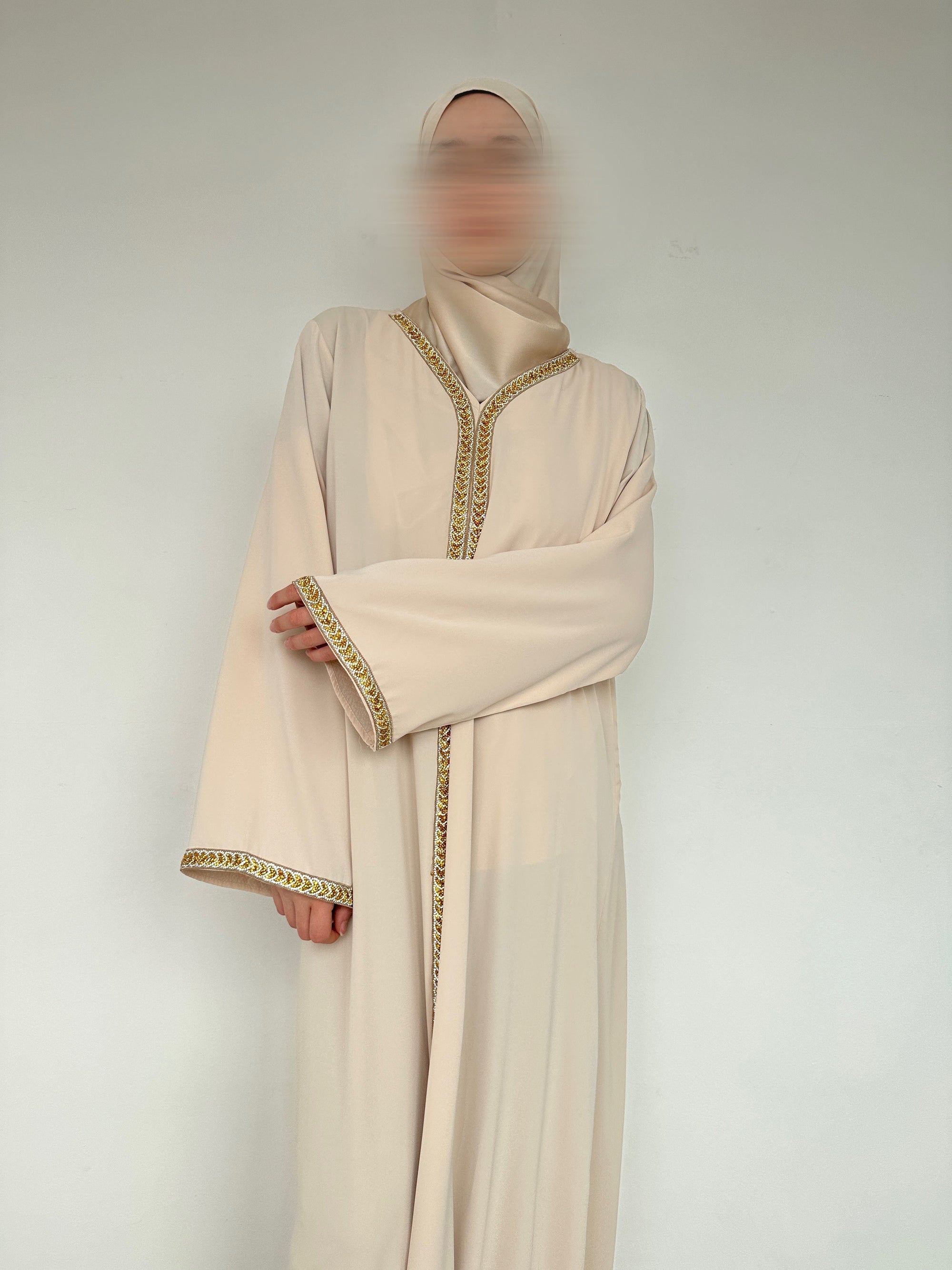 ABAYA AVEC DÉTAILS DORÉ