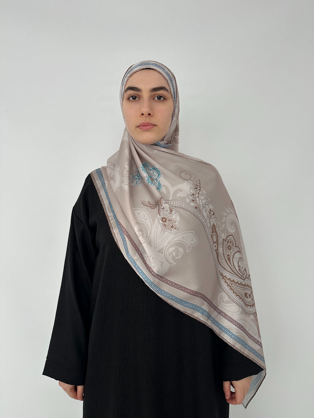 HIJAB SATIN À MOTIF AVEC STRASS