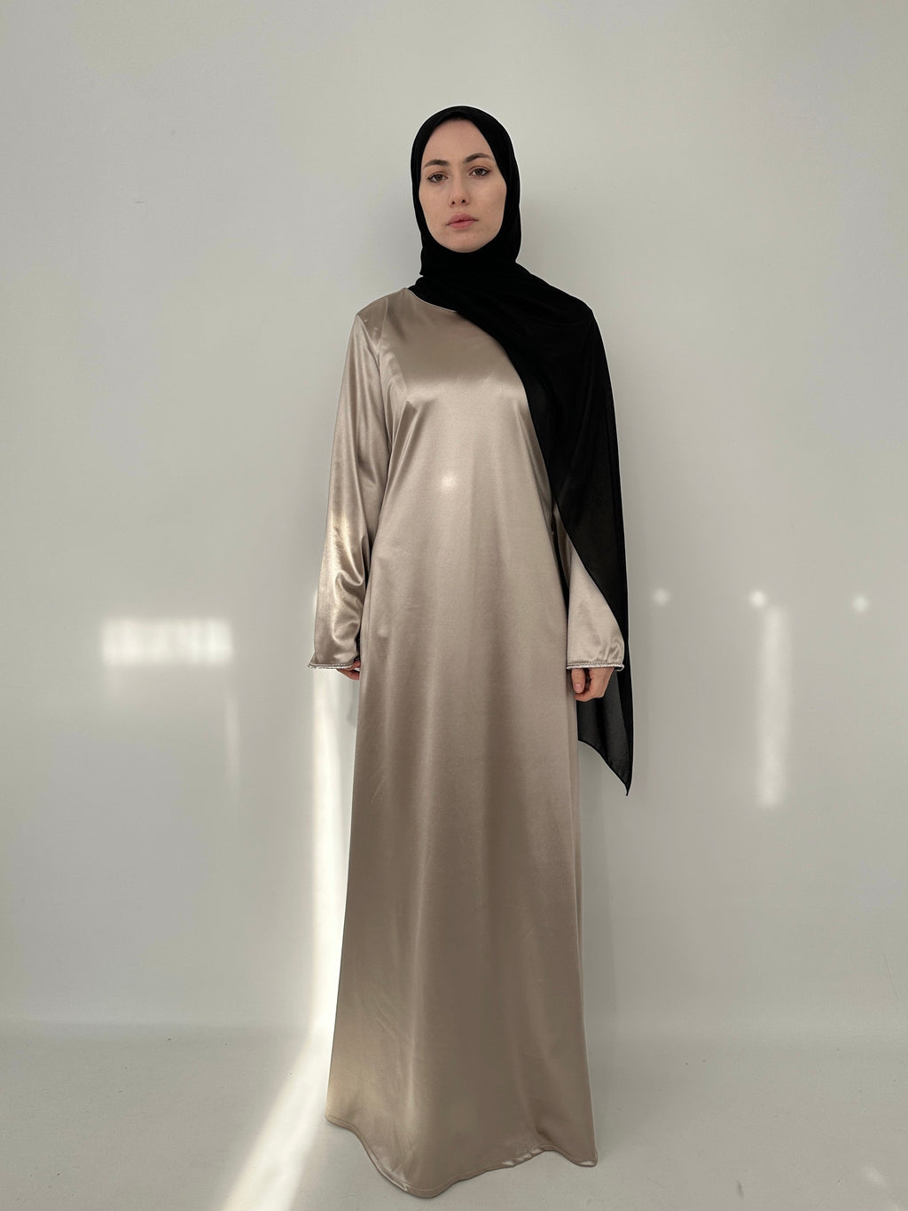 ROBE EN VELOURS SATINÉ GRÈGE