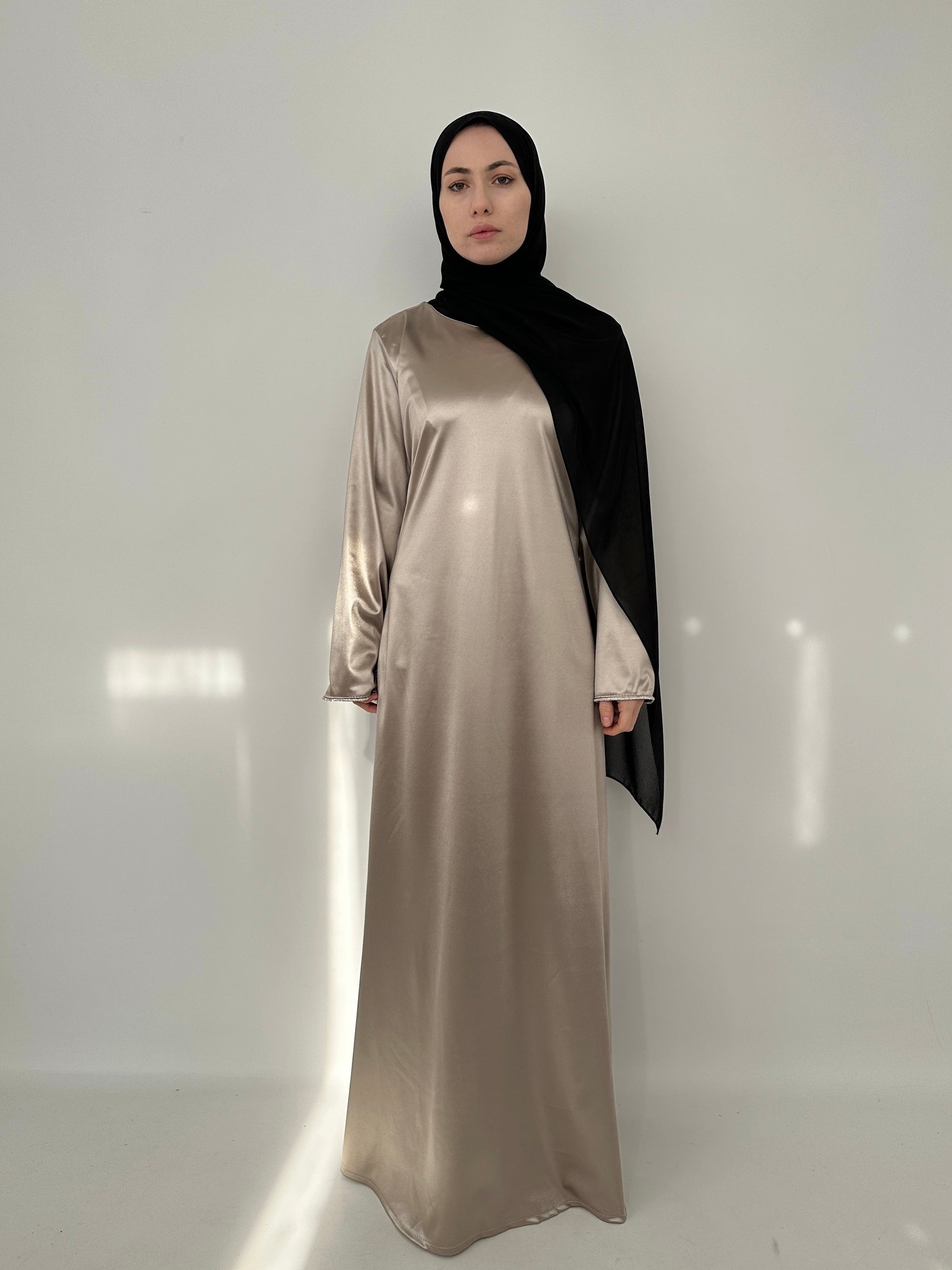ROBE EN VELOURS SATINÉ GRÈGE