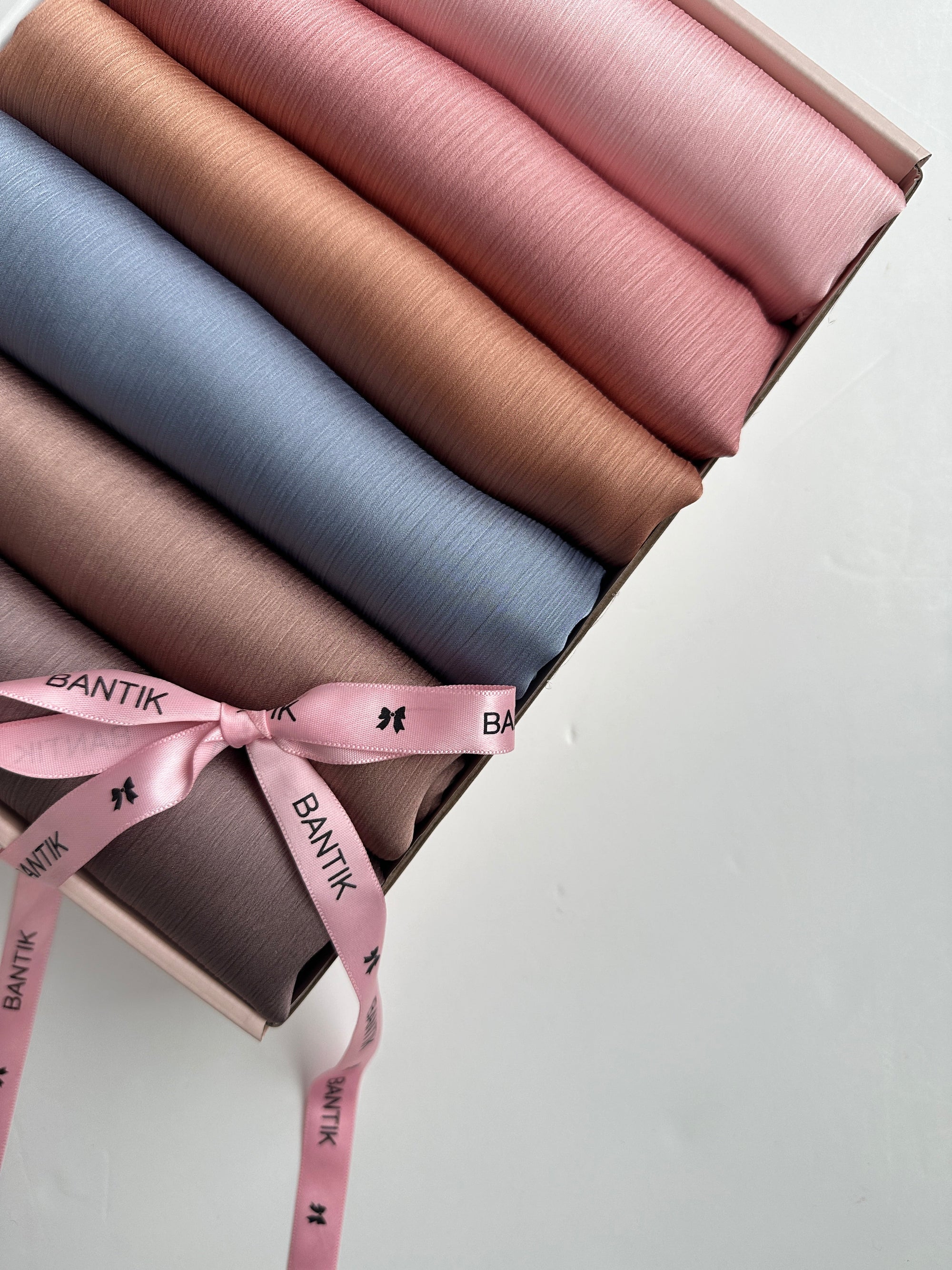 BOX 6 HIJABS SATIN PLISSÉ