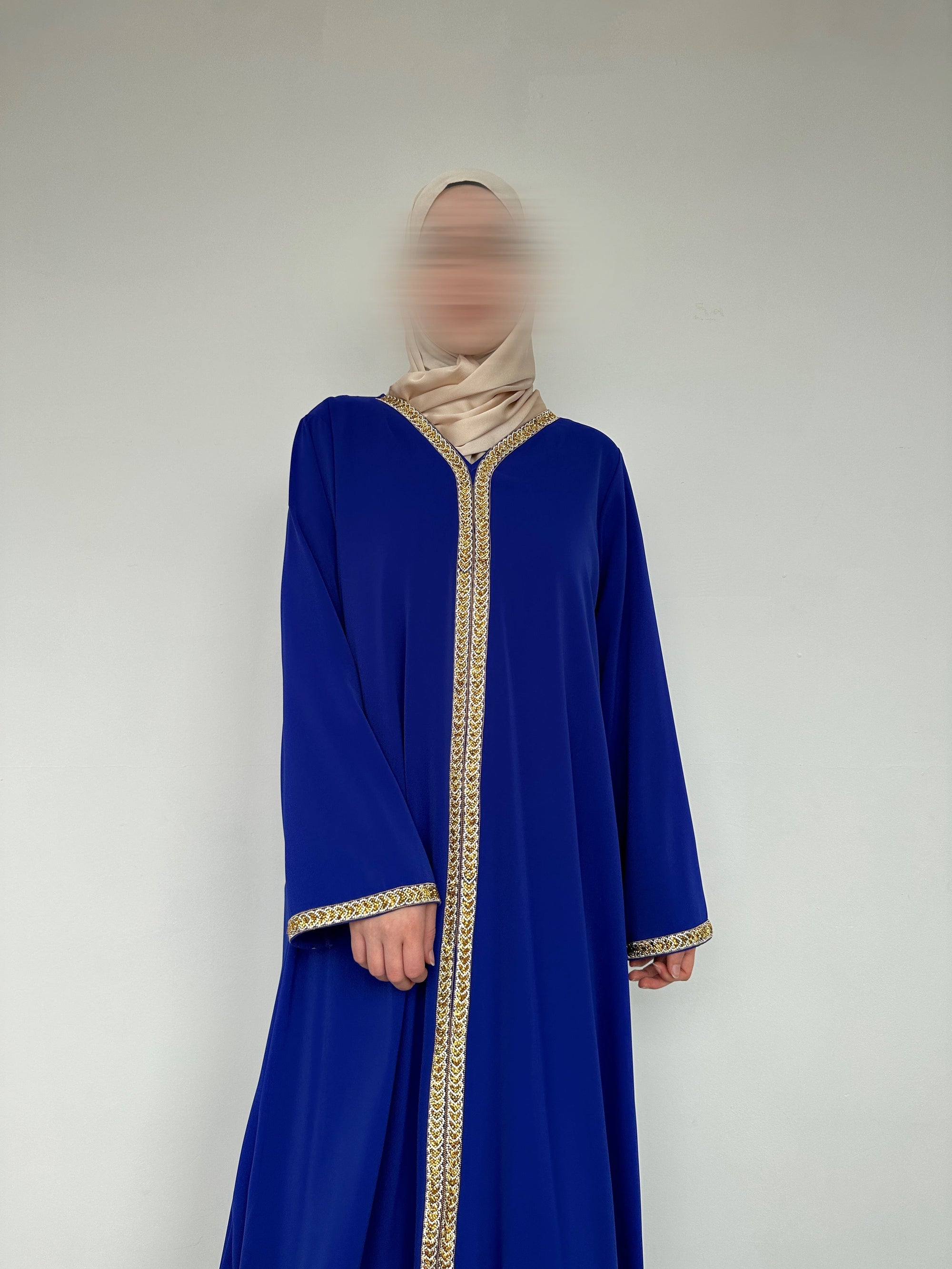 ABAYA AVEC DÉTAILS DORÉ