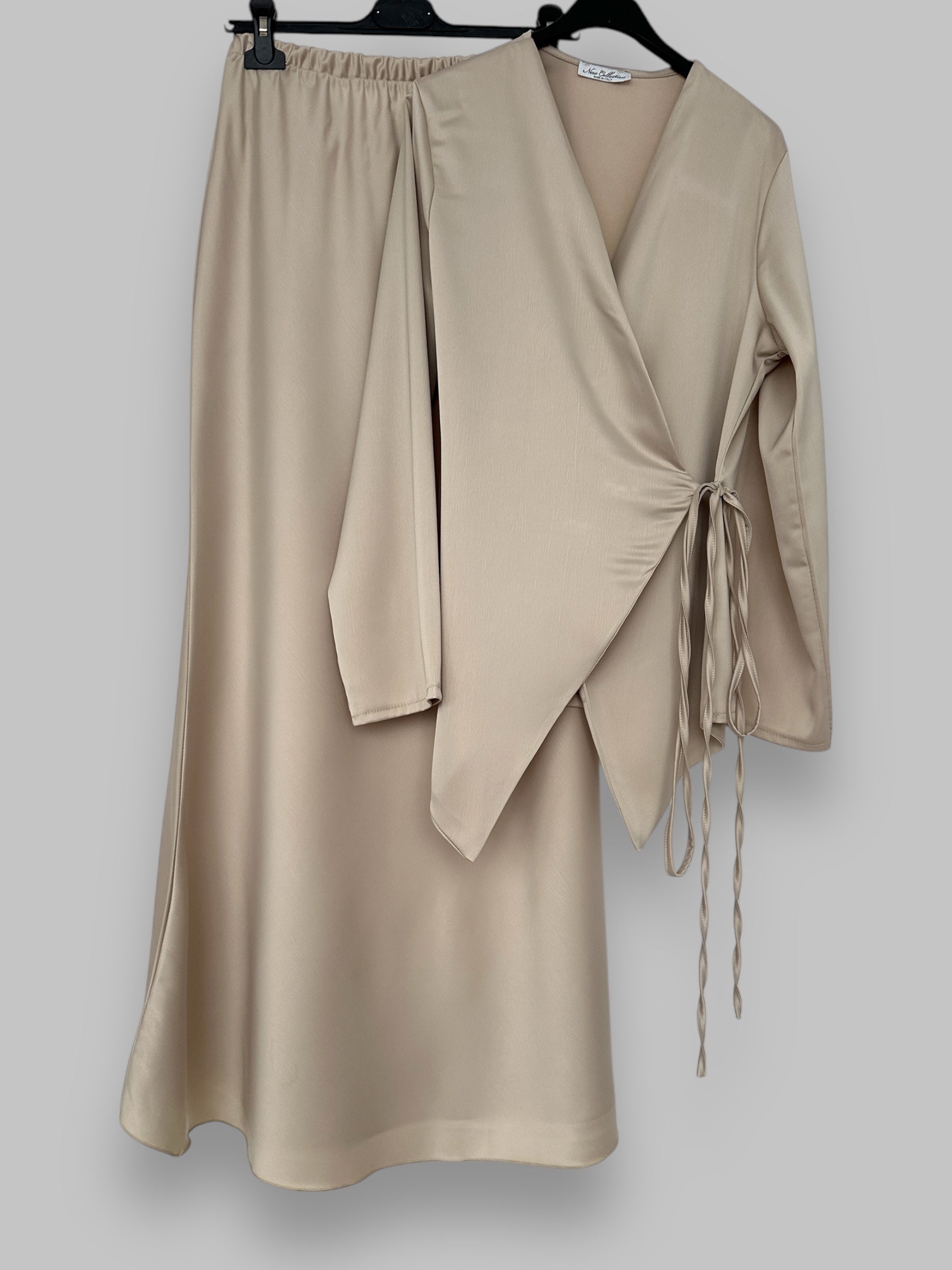 ENSEMBLE JUPE ET KIMONO SATINÉ