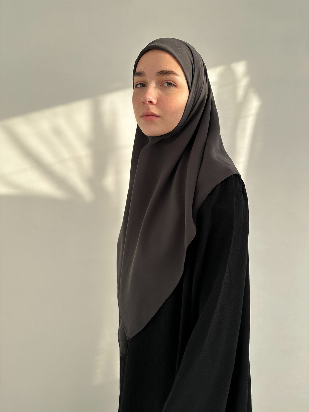 HIJAB CARRÉ EN MOUSSELINE GRIS FONCÉ