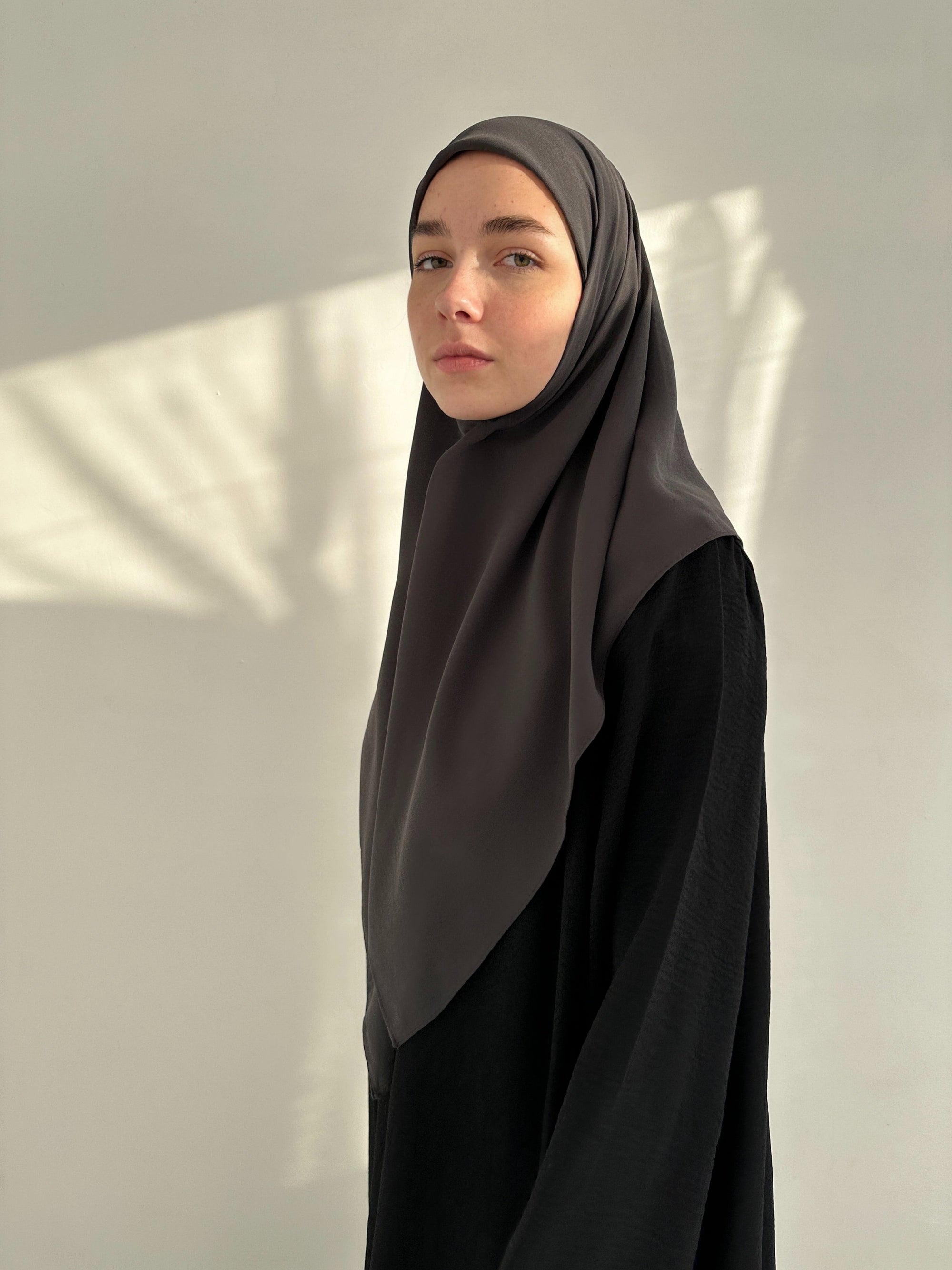 HIJAB CARRÉ EN MOUSSELINE GRIS FONCÉ