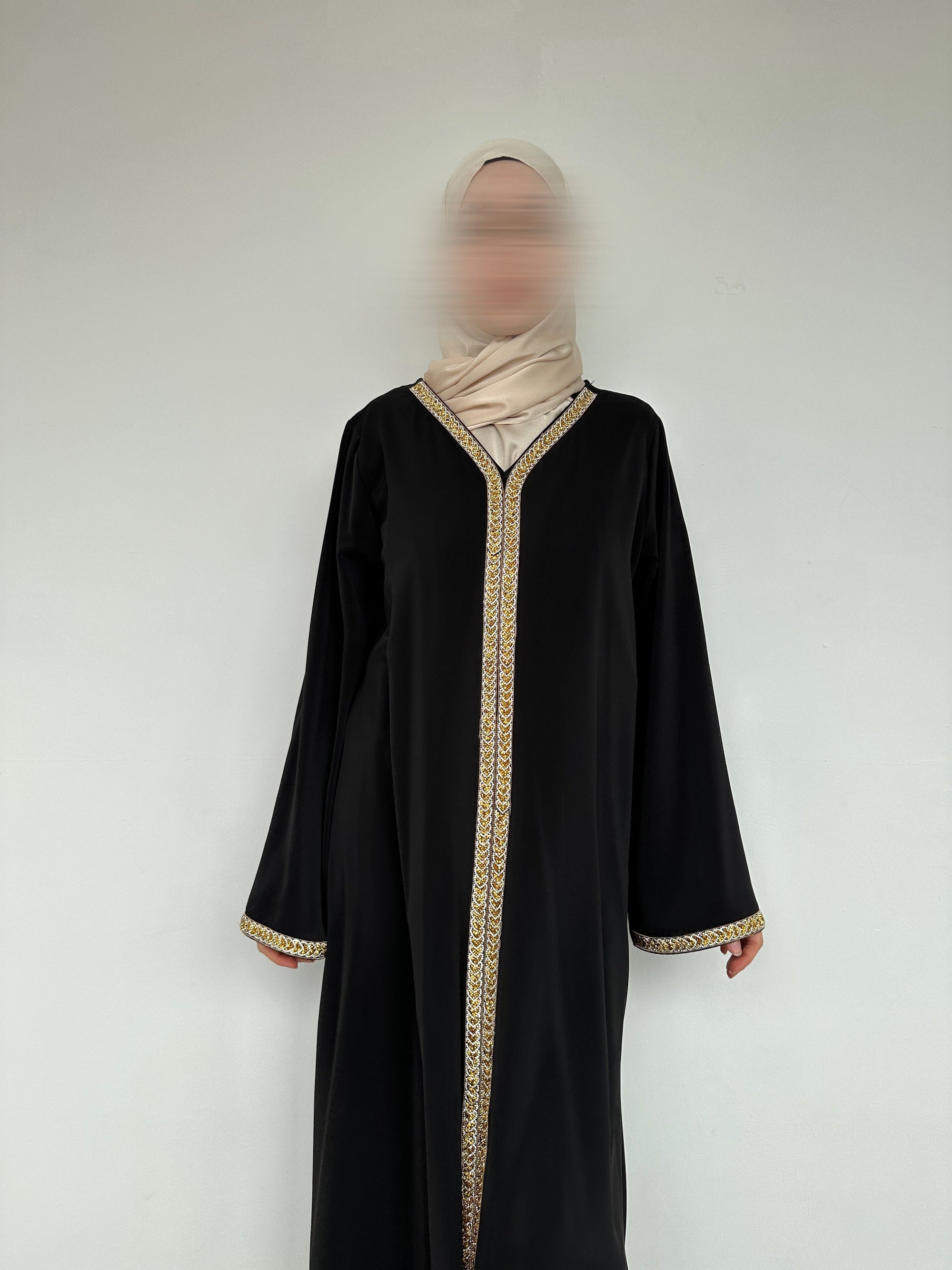 ABAYA AVEC DÉTAILS DORÉ