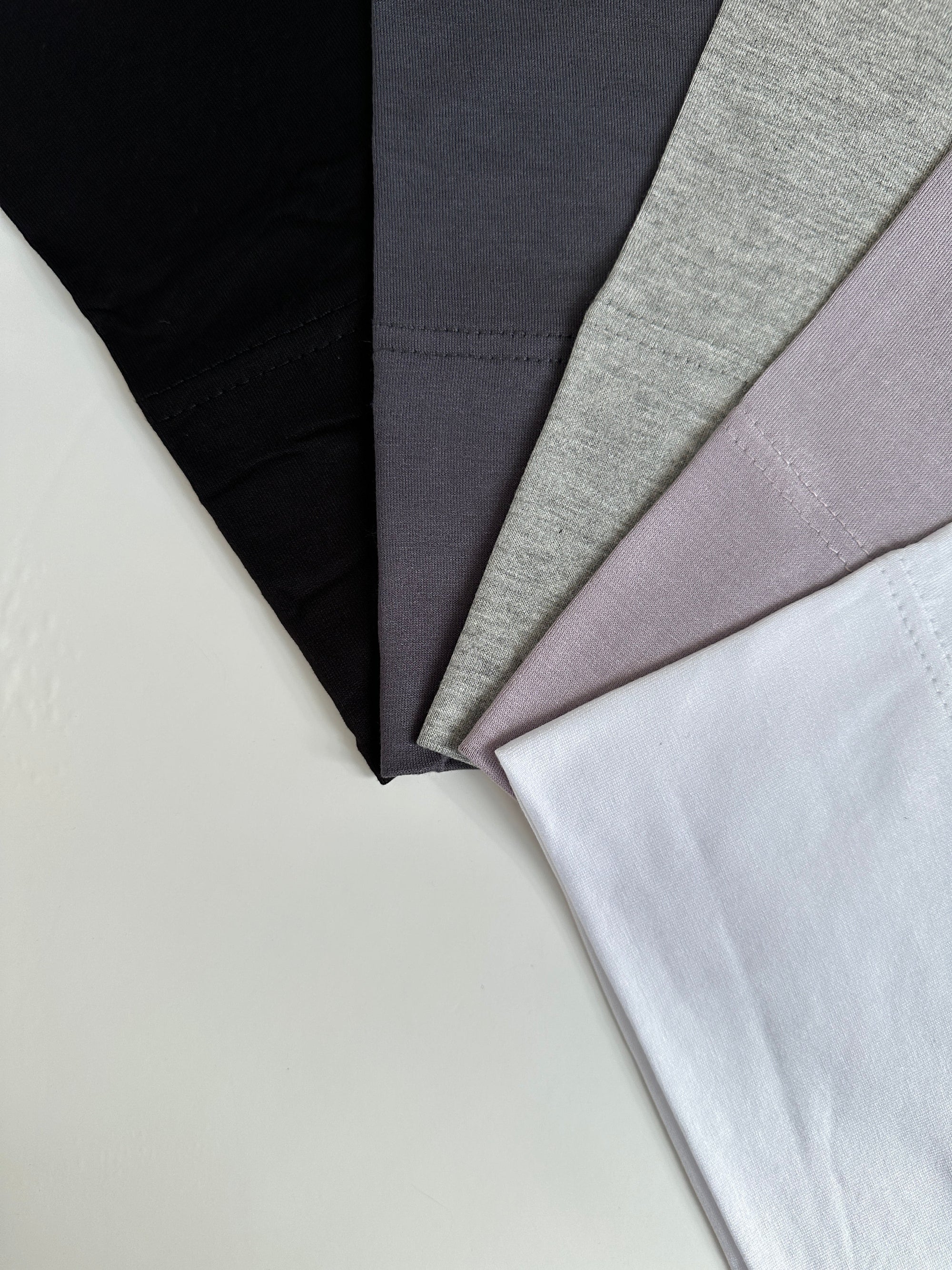 LOT DE 5 BONNETS