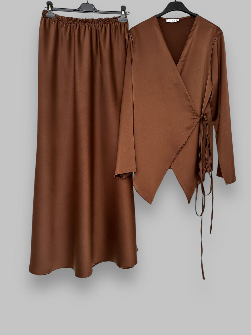 ENSEMBLE JUPE ET KIMONO SATINÉ