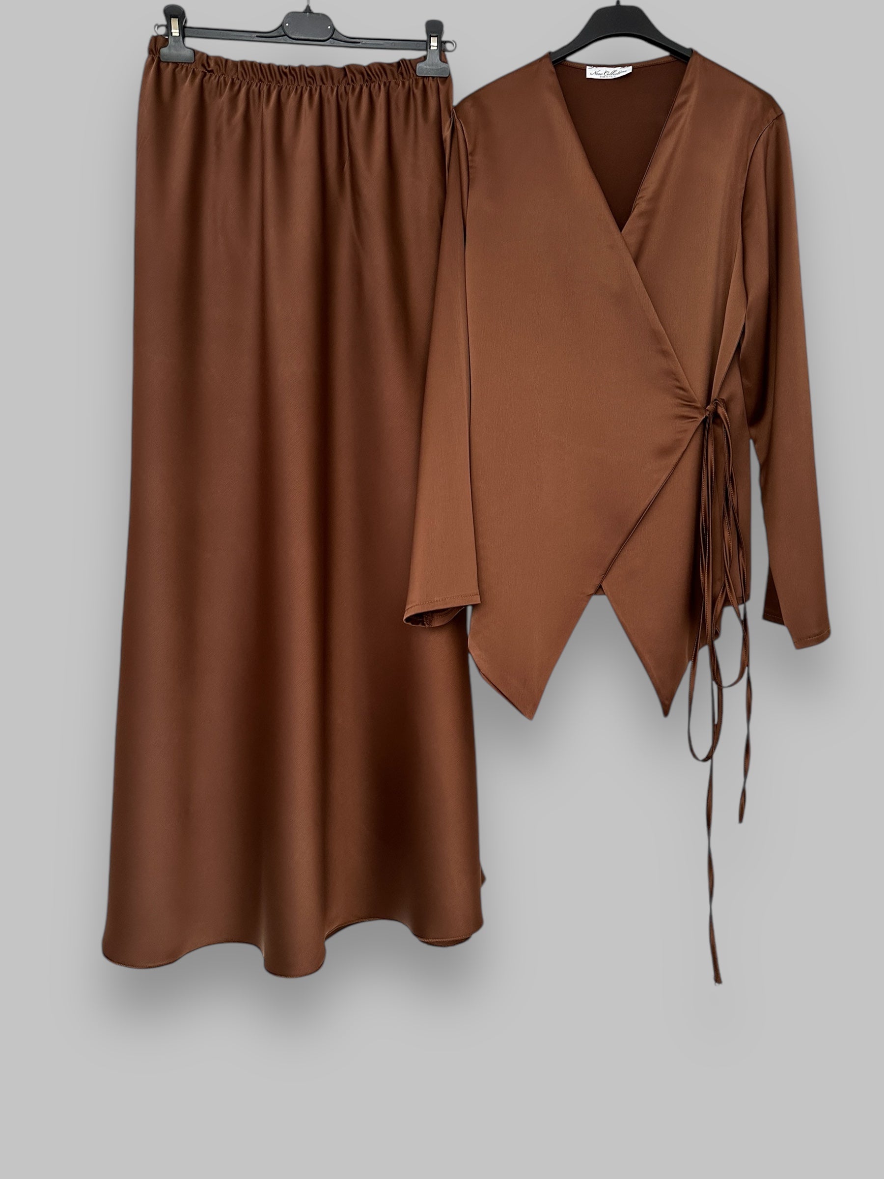 ENSEMBLE JUPE ET KIMONO SATINÉ