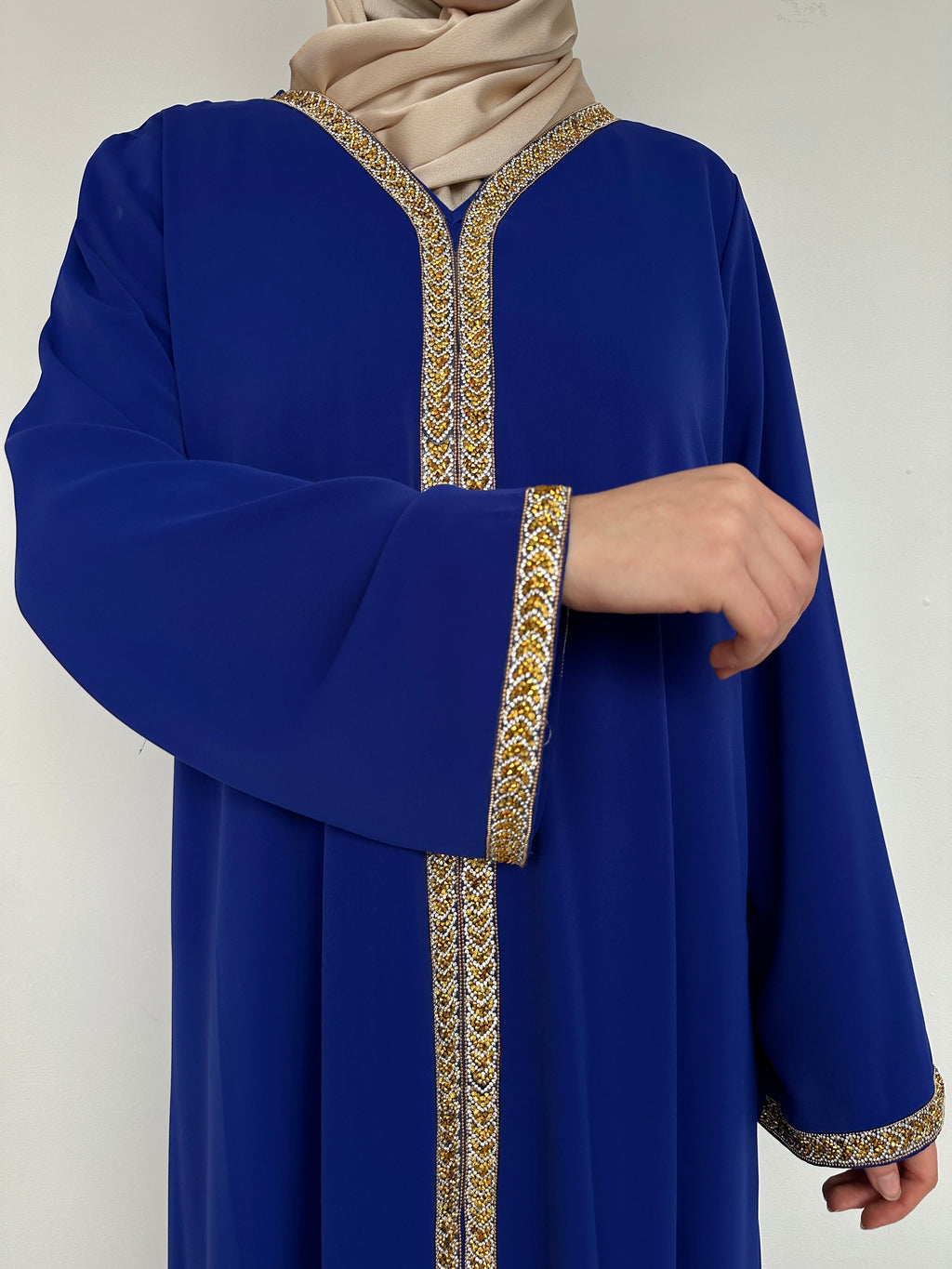 ABAYA AVEC DÉTAILS DORÉ