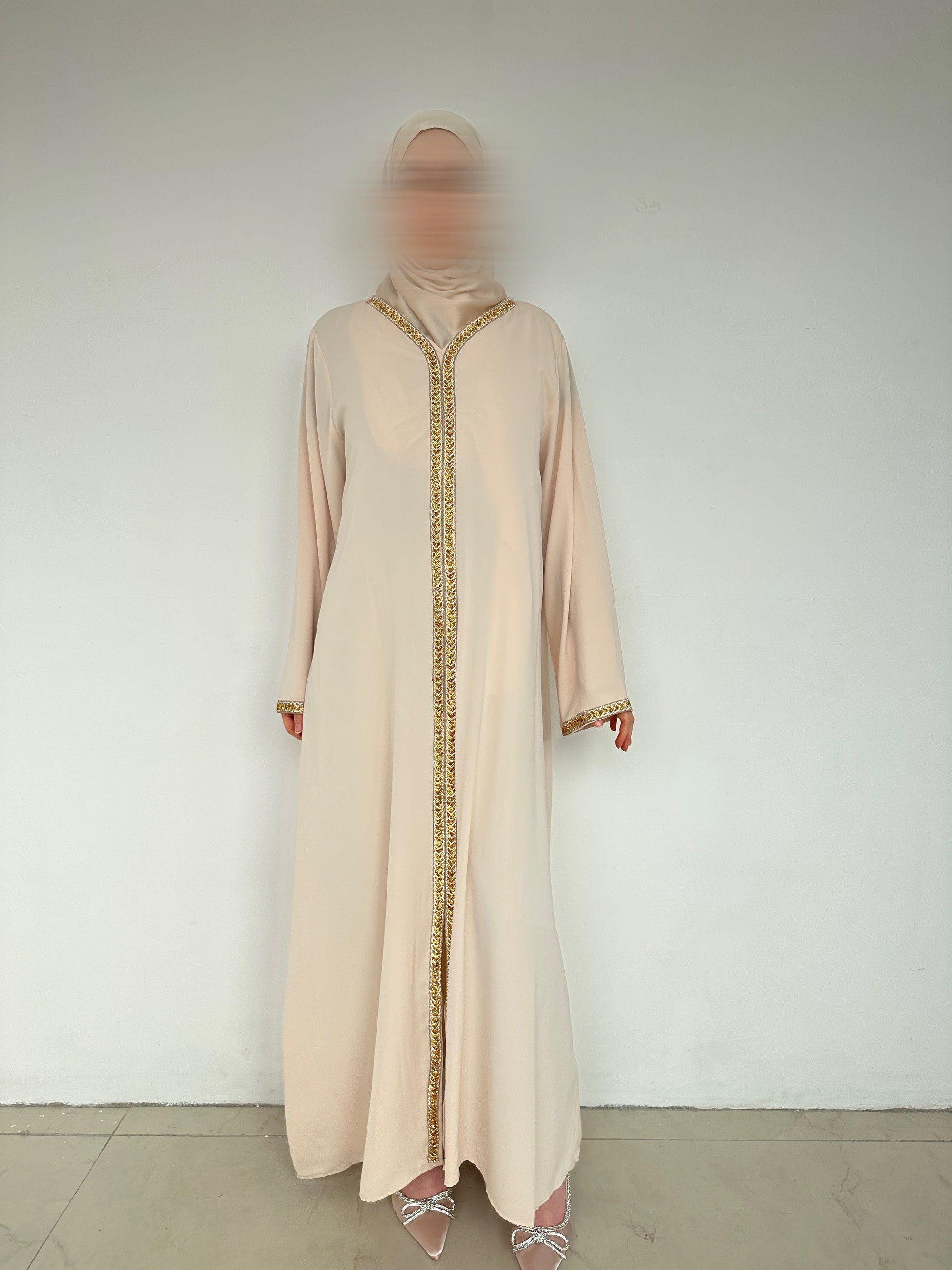 ABAYA AVEC DÉTAILS DORÉ