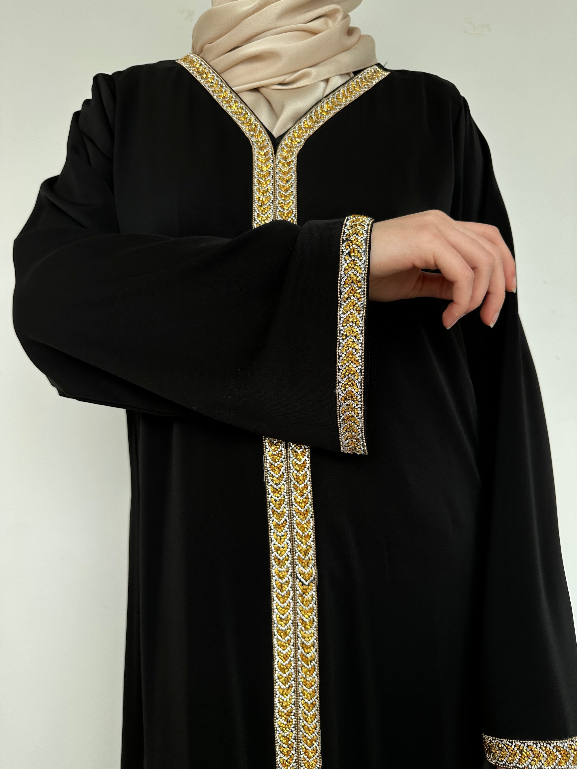 ABAYA AVEC DÉTAILS DORÉ