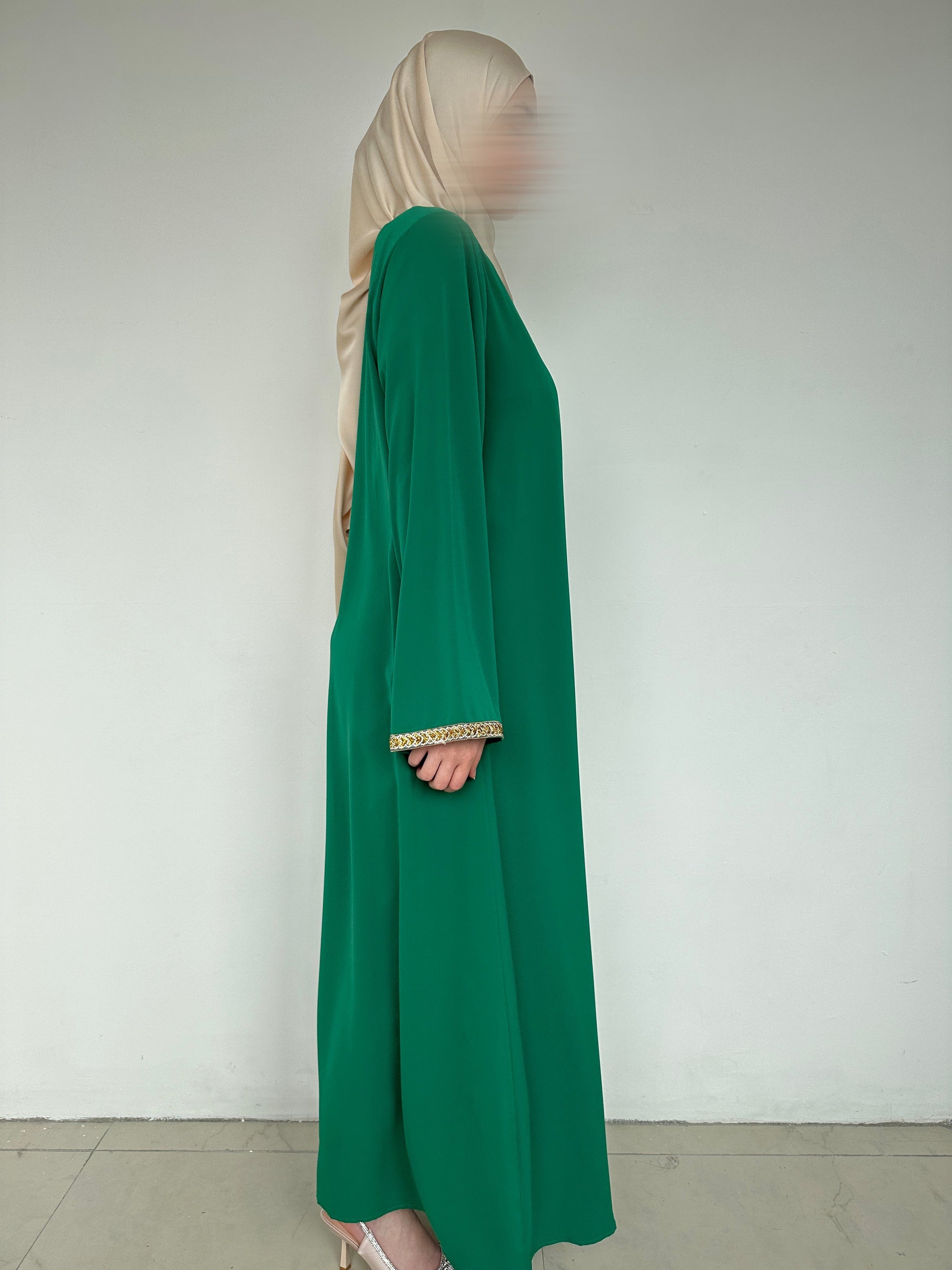 ABAYA AVEC DÉTAIL DORÉ