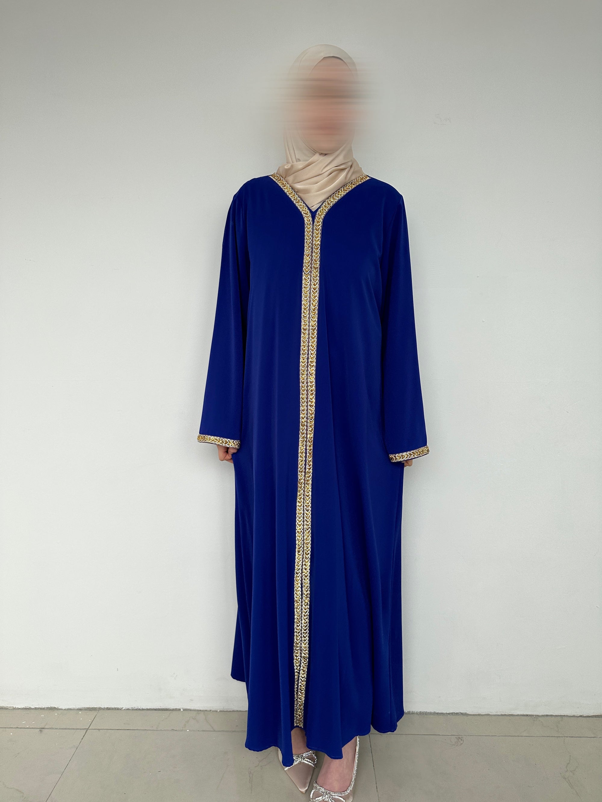 ABAYA AVEC DÉTAILS DORÉ