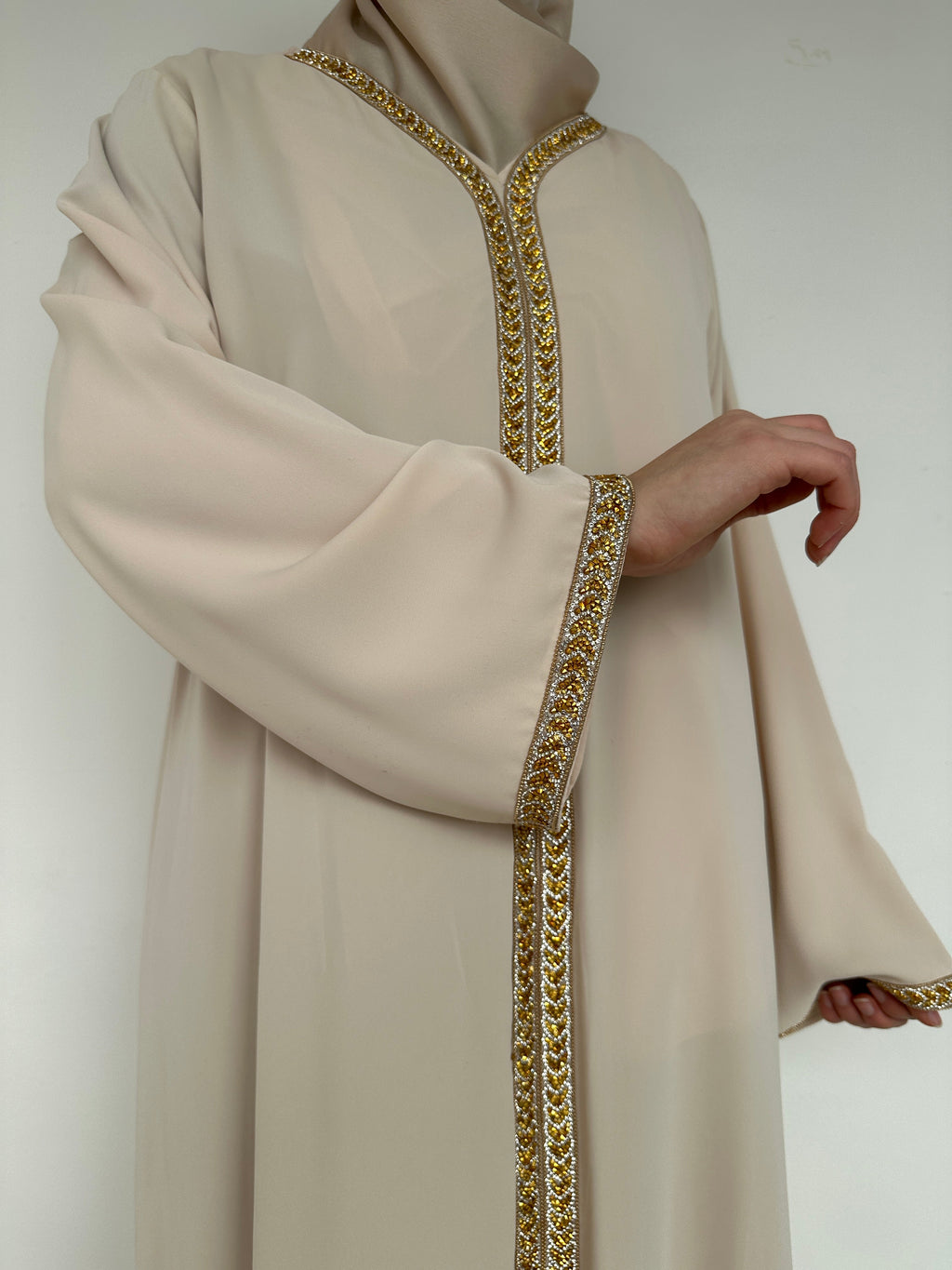 ABAYA AVEC DÉTAILS DORÉ