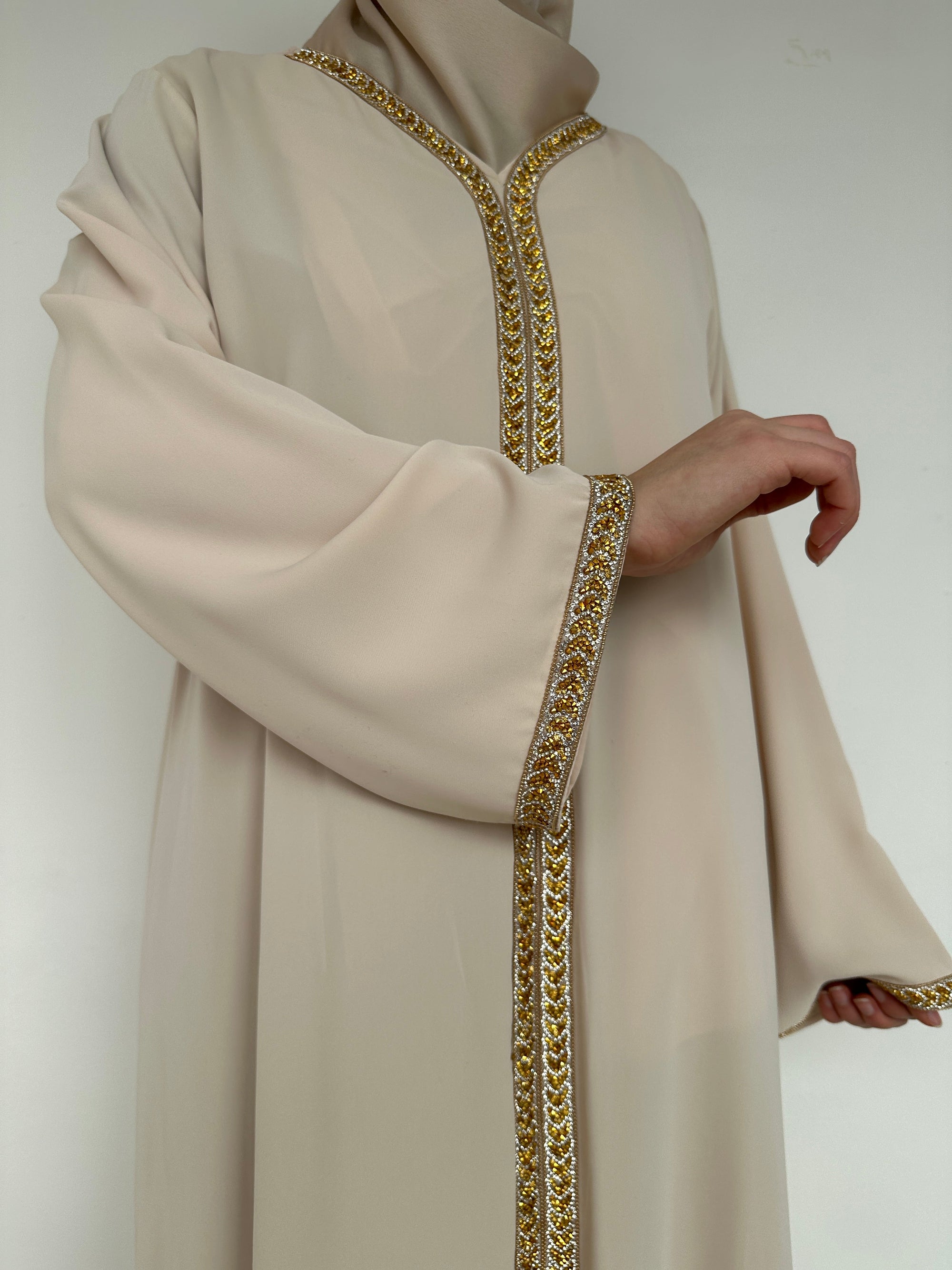 ABAYA AVEC DÉTAILS DORÉ