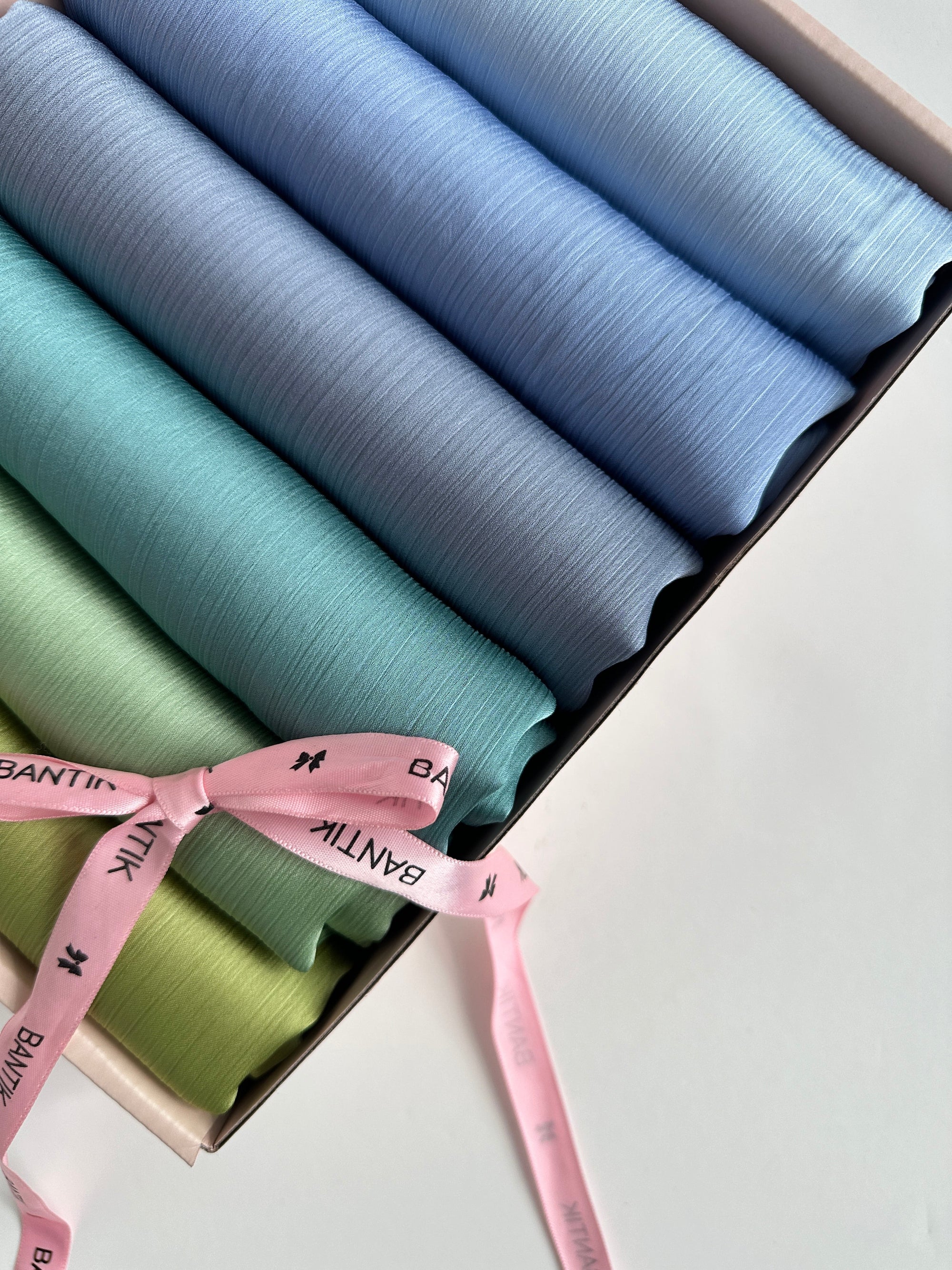 BOX 6 HIJABS SATIN PLISSÉ