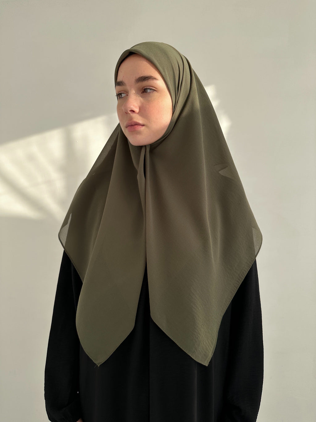 HIJAB CARRÉ EN MOUSSELINE KAKI