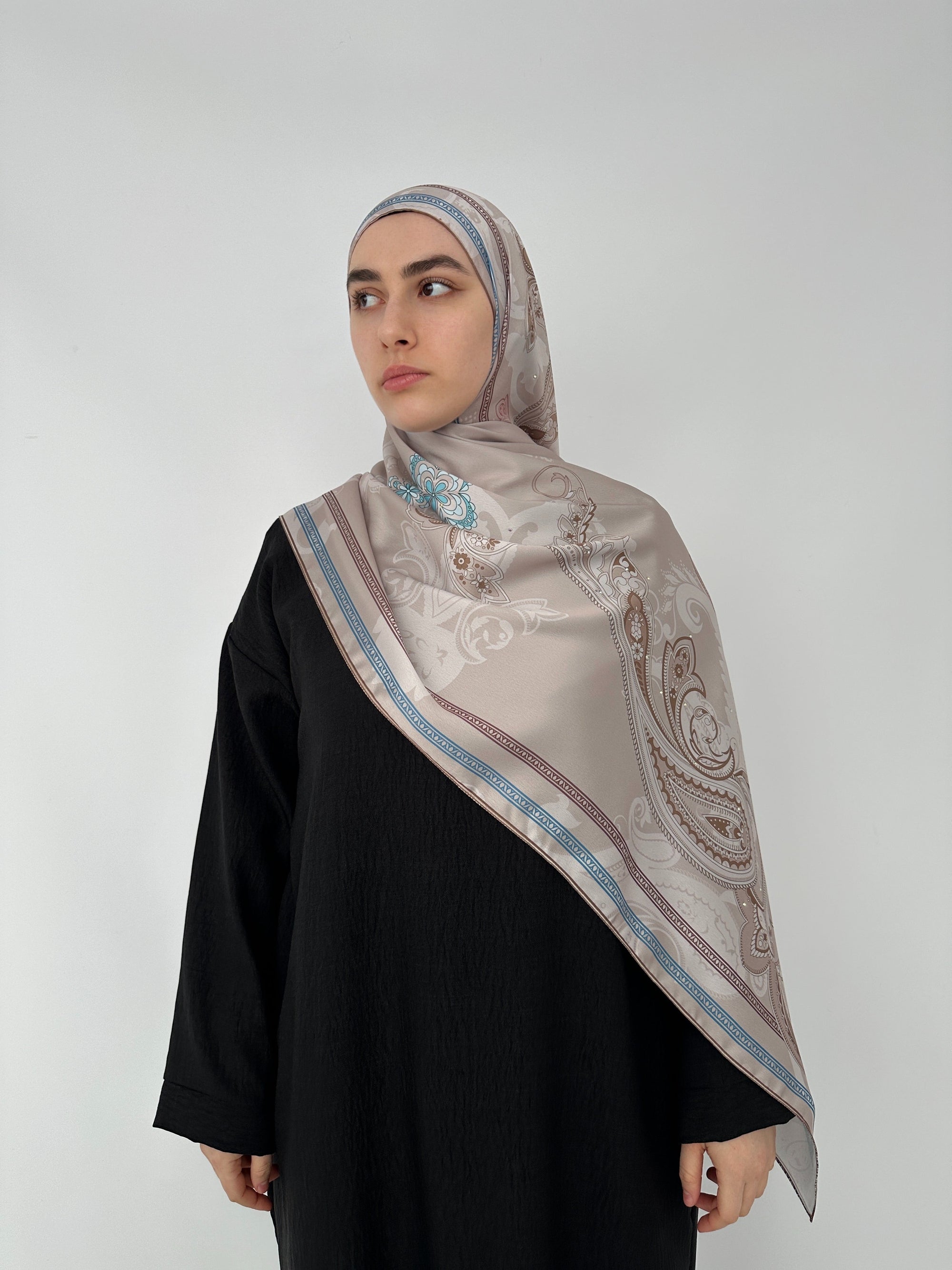 HIJAB SATIN À MOTIF AVEC STRASS