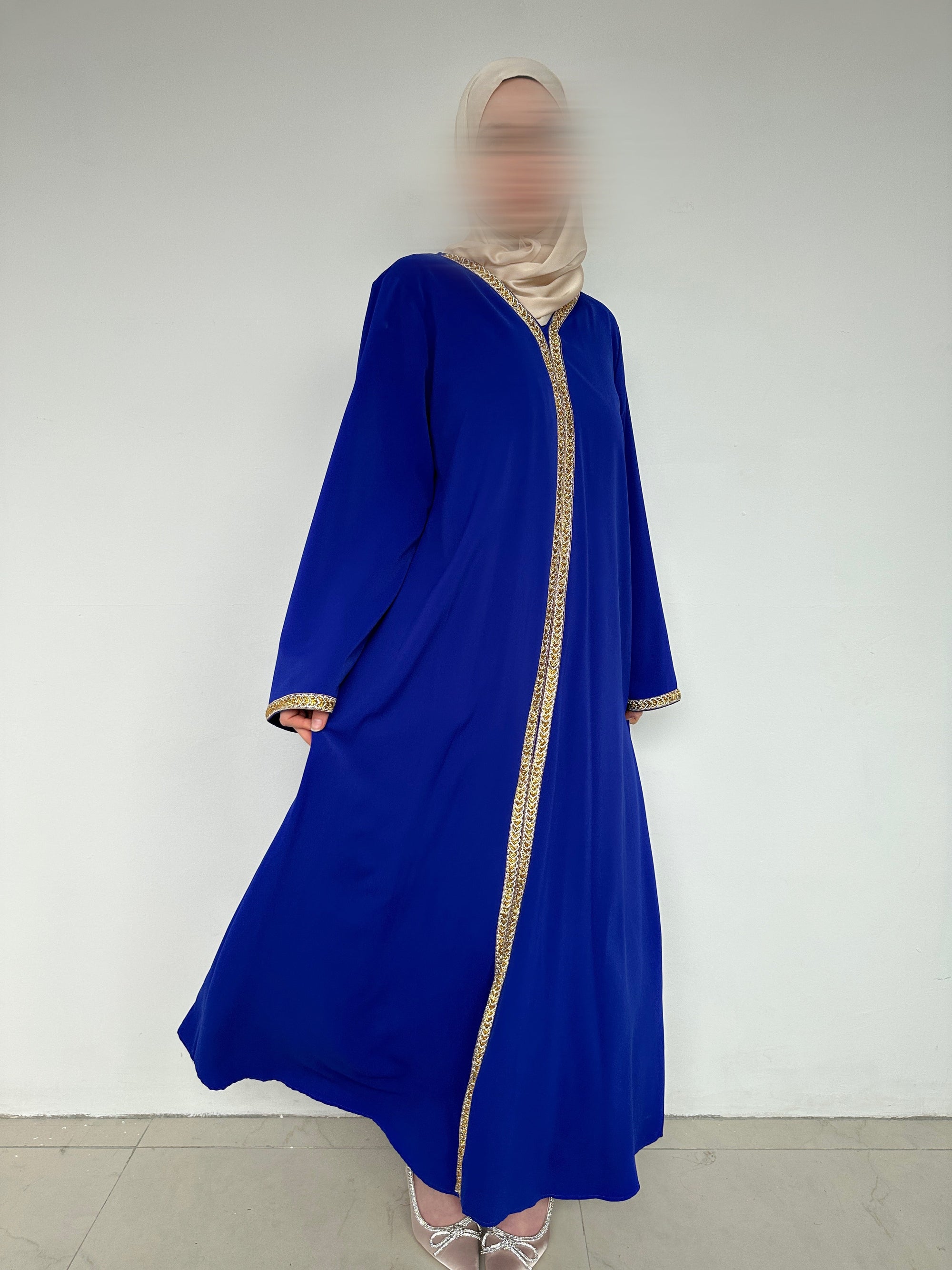 ABAYA AVEC DÉTAILS DORÉ