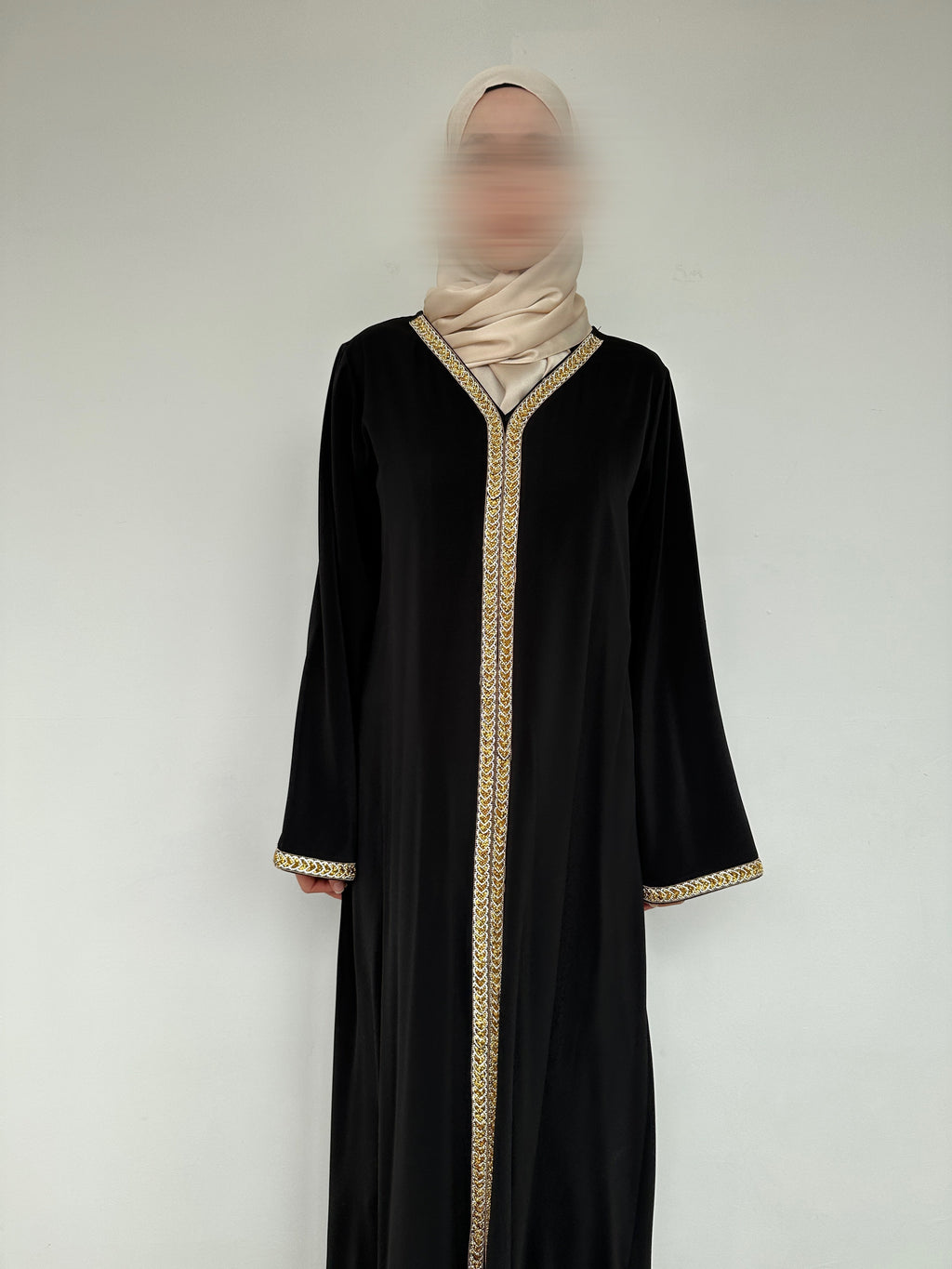 ABAYA AVEC DÉTAILS DORÉ