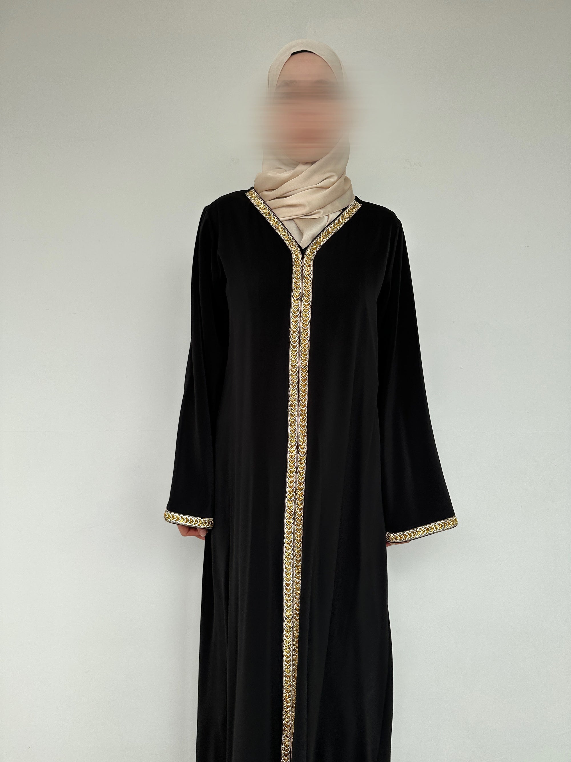 ABAYA AVEC DÉTAILS DORÉ