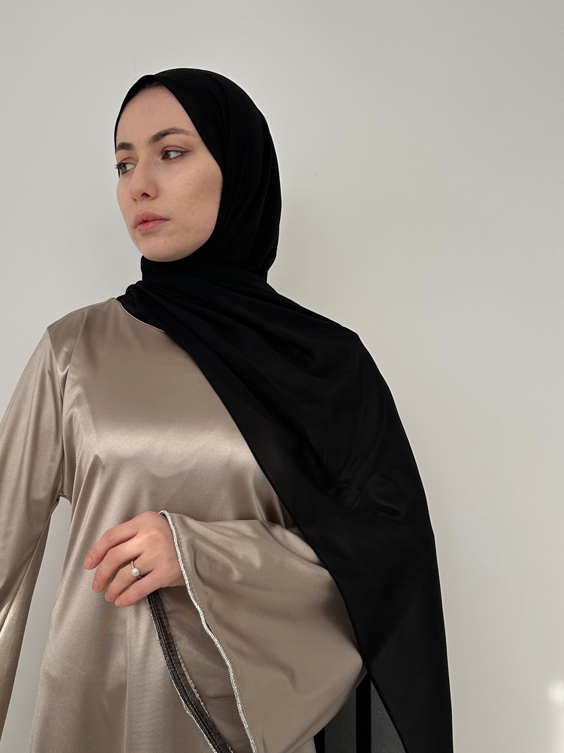 ROBE EN VELOURS SATINÉ GRÈGE