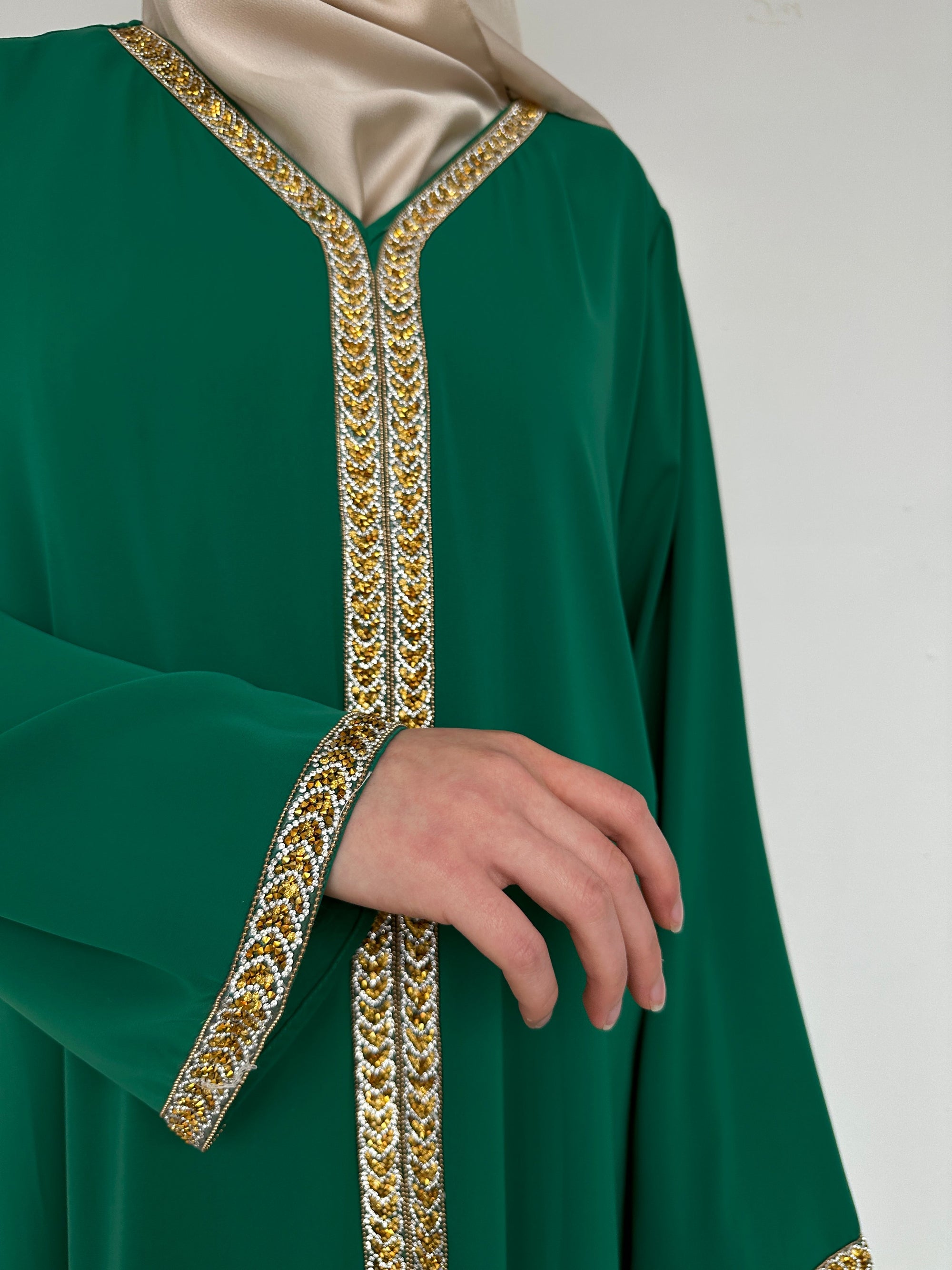 ABAYA AVEC DÉTAIL DORÉ