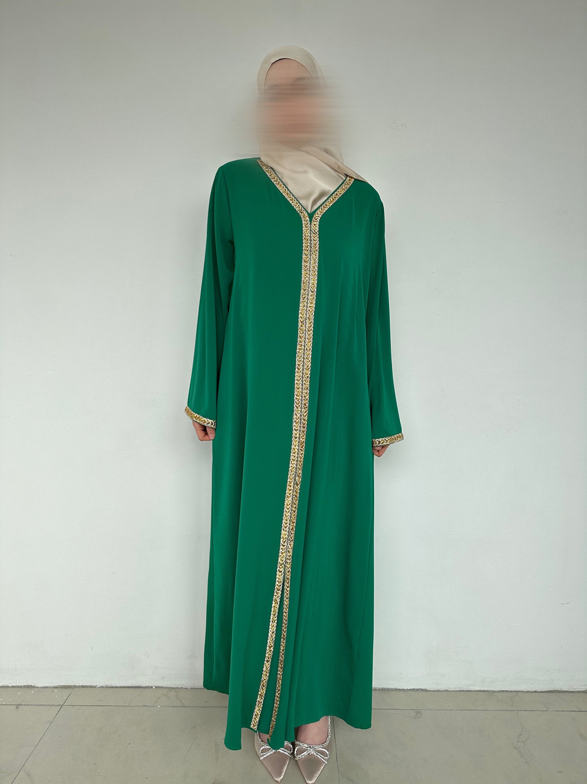 ABAYA AVEC DÉTAIL DORÉ