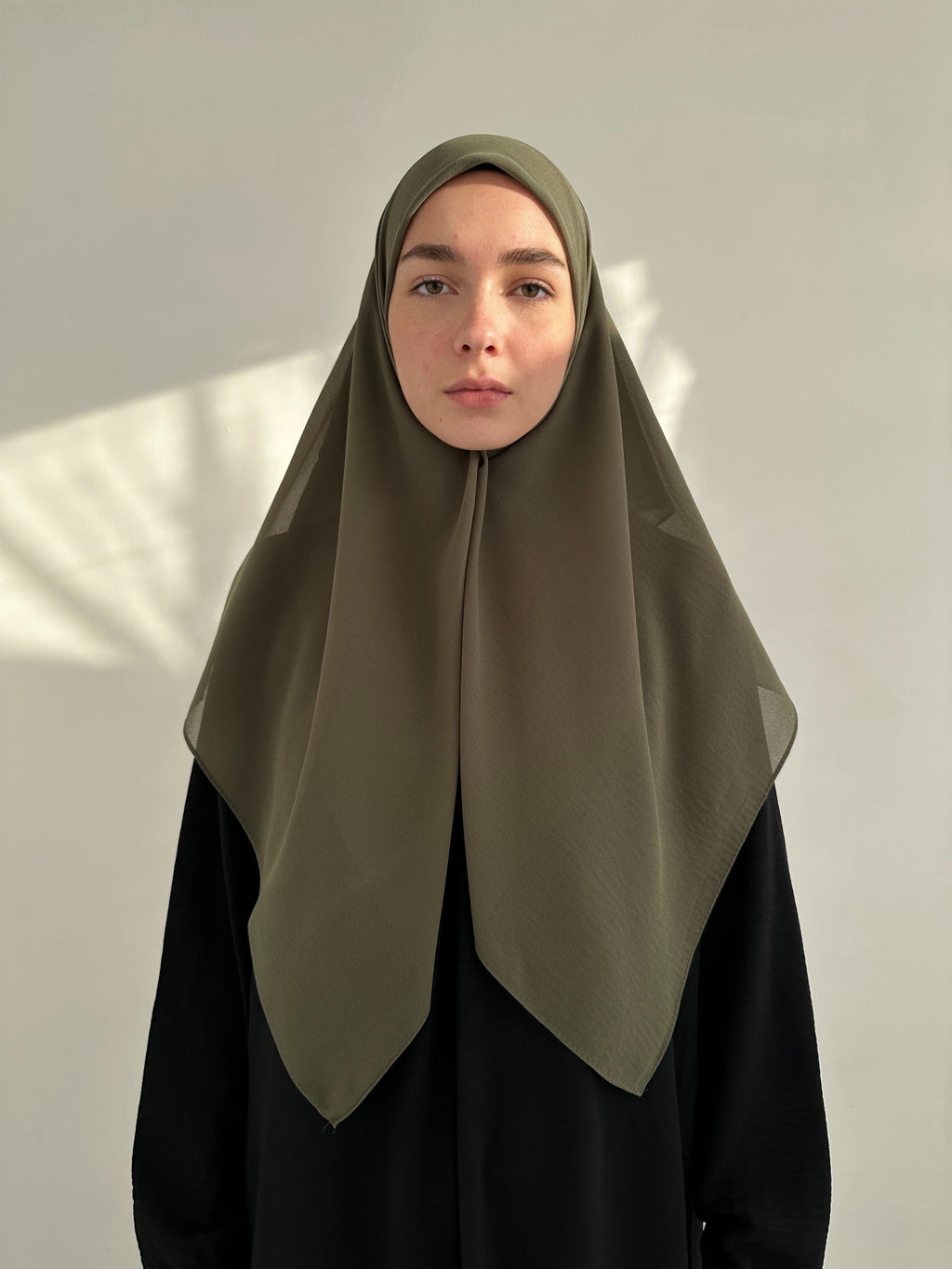 HIJAB CARRÉ EN MOUSSELINE KAKI