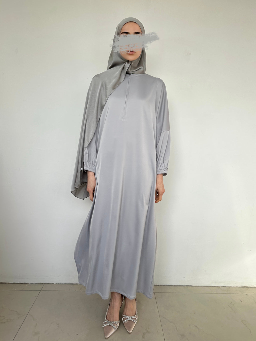 ABAYA SATIN ALEYNA GRIS