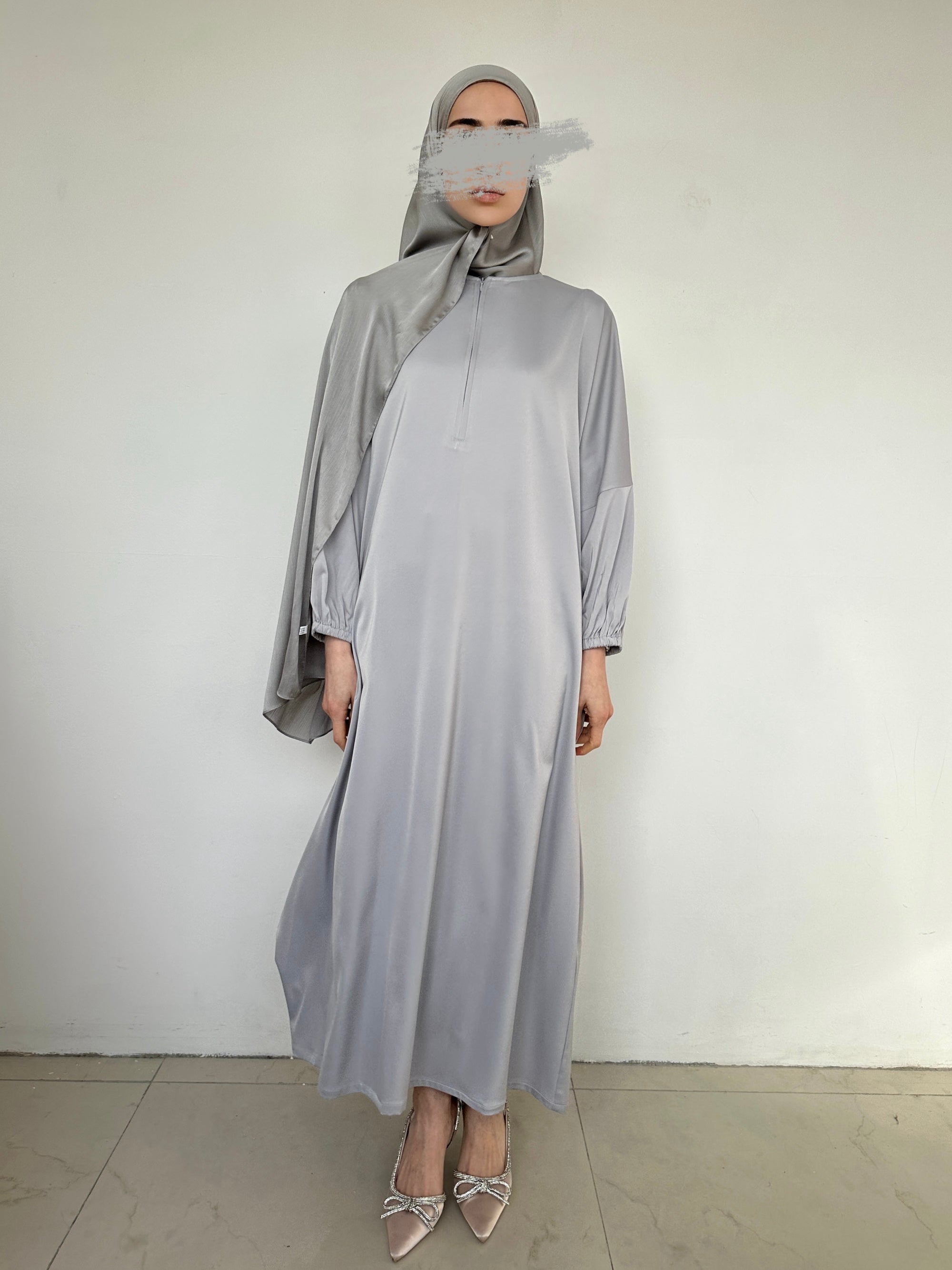 ABAYA SATIN ALEYNA GRIS