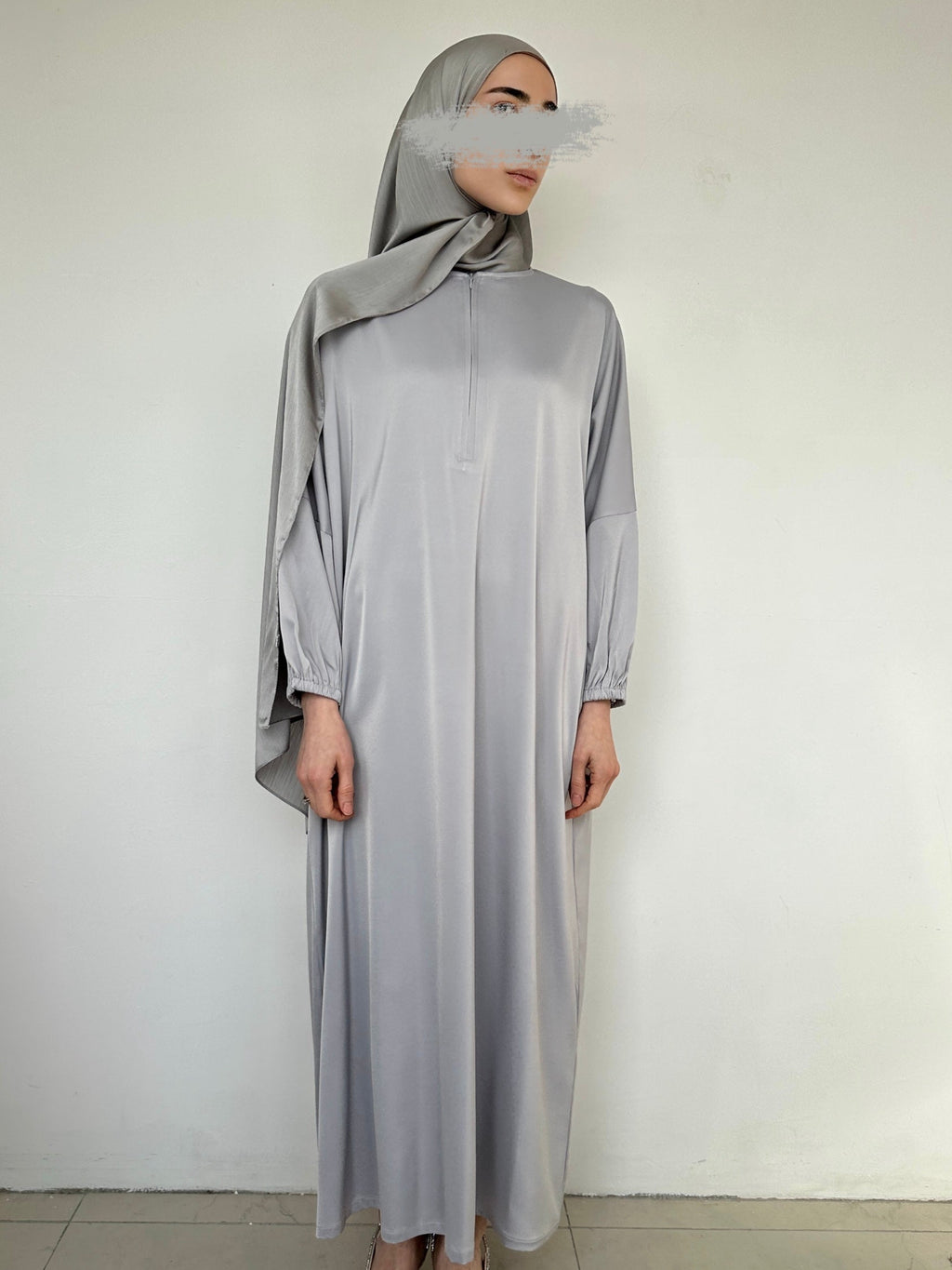 ABAYA SATIN ALEYNA GRIS