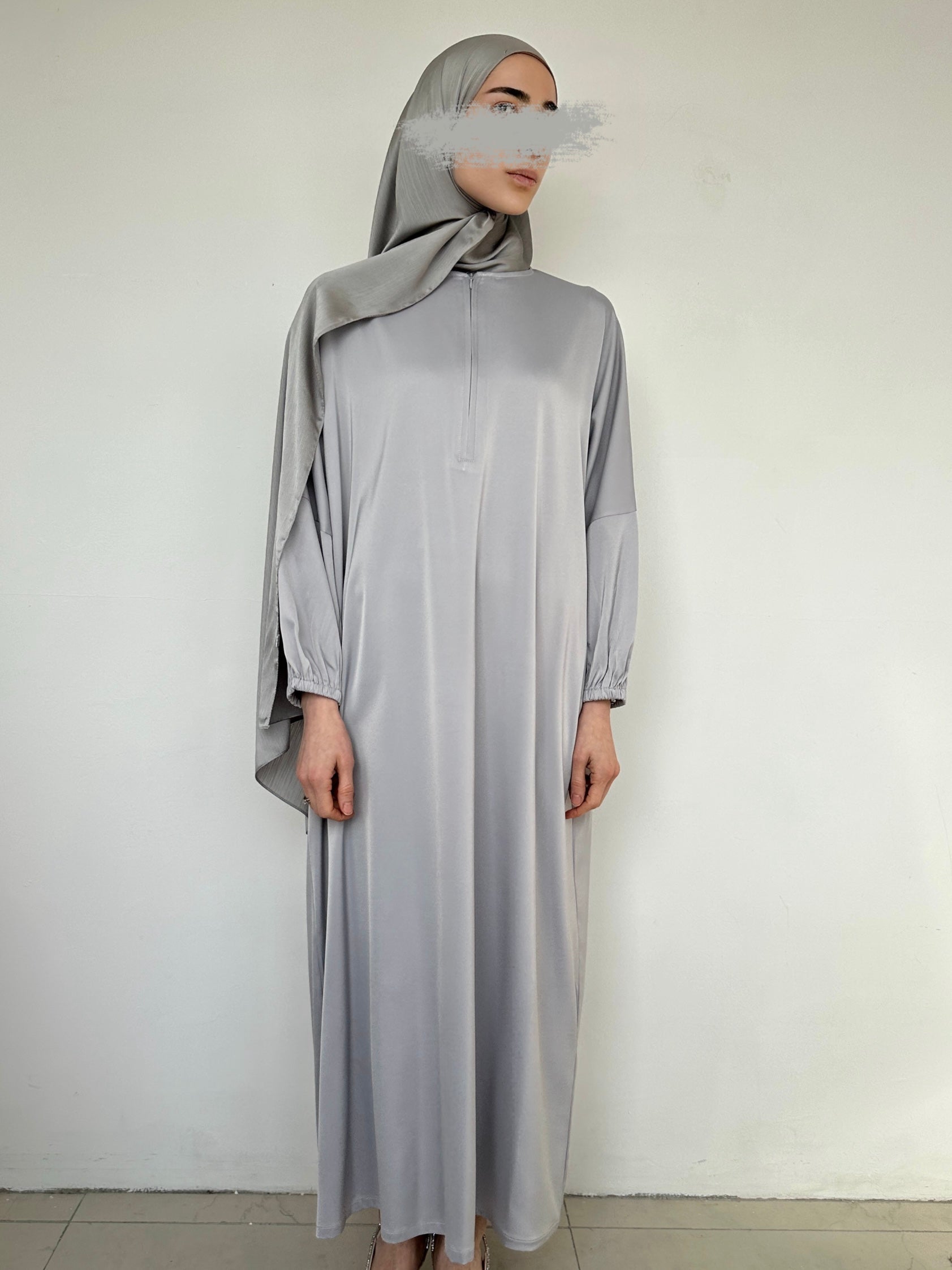 ABAYA SATIN ALEYNA GRIS