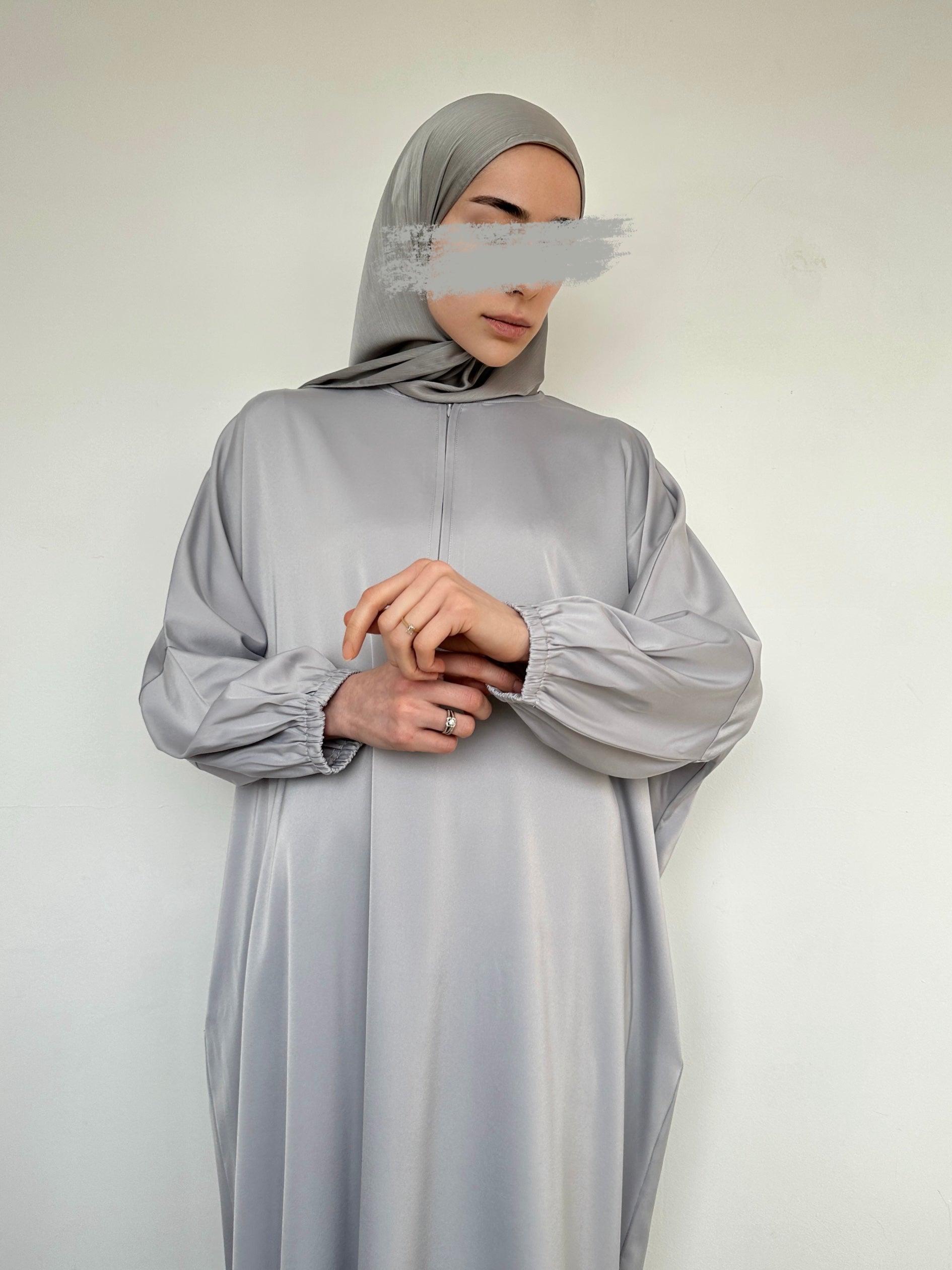 ABAYA SATIN ALEYNA GRIS