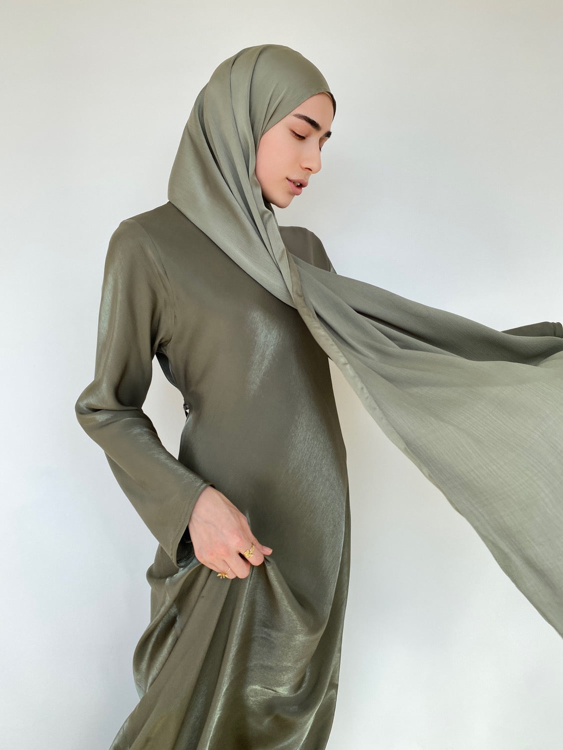 HIJAB SATIN PLISSÉ KAKI