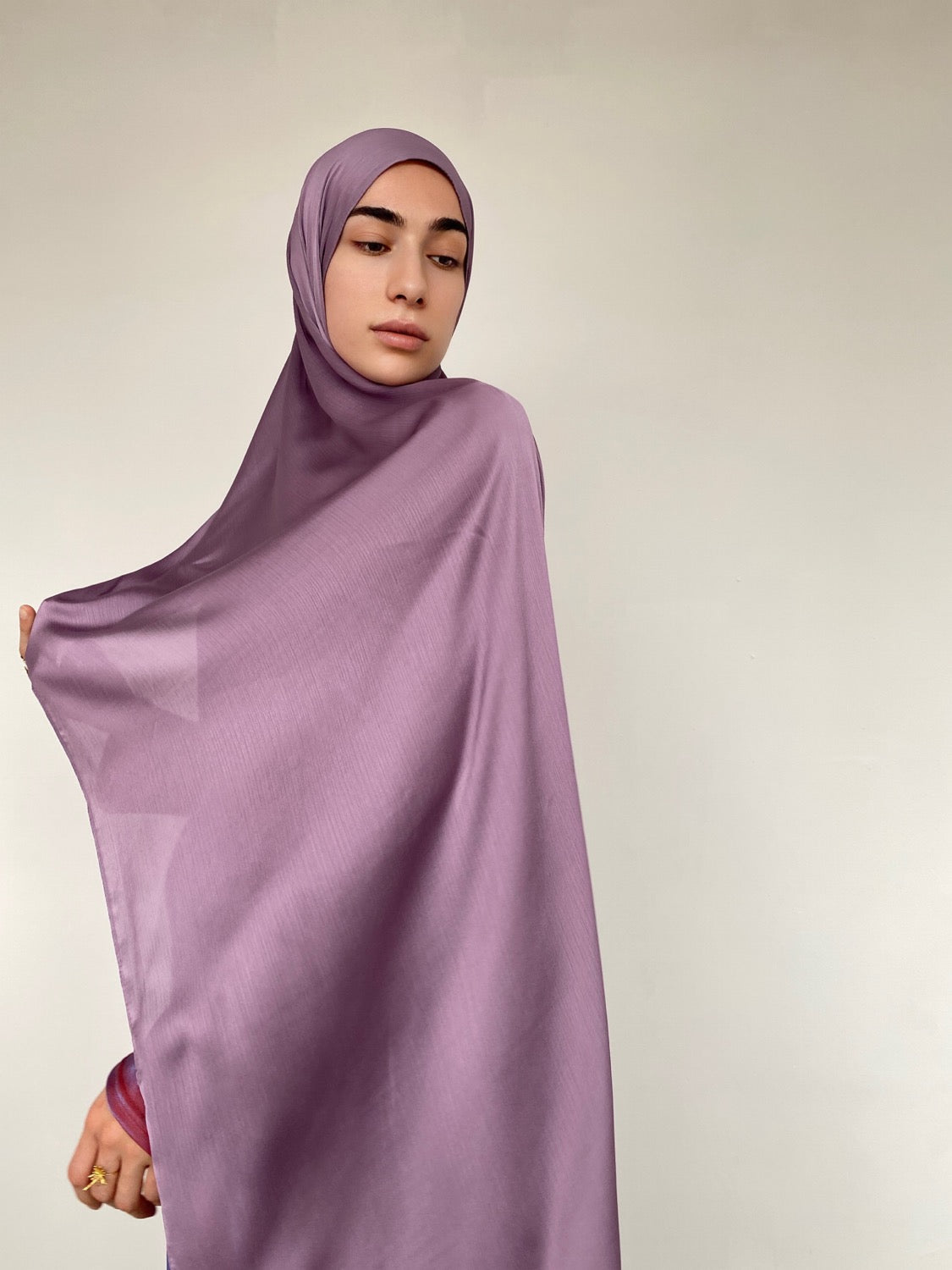 HIJAB  SATIN PLISSÉ PRUNE