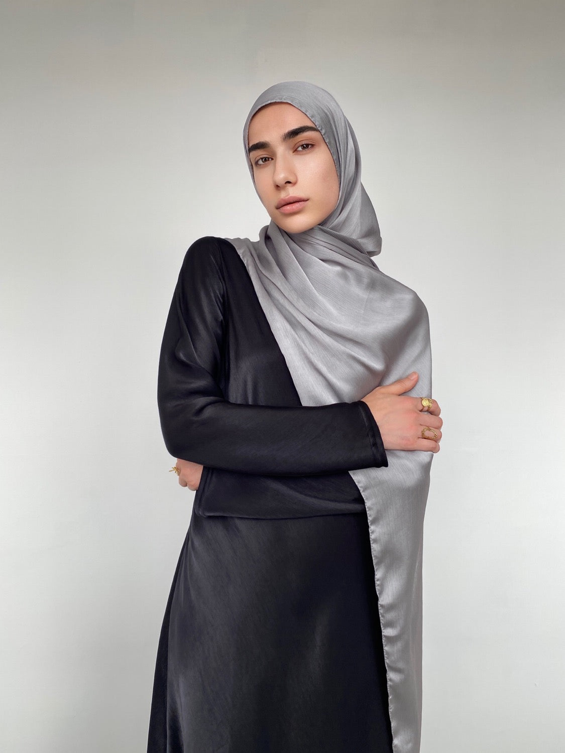 HIJAB SATIN PLISSÉ GRIS