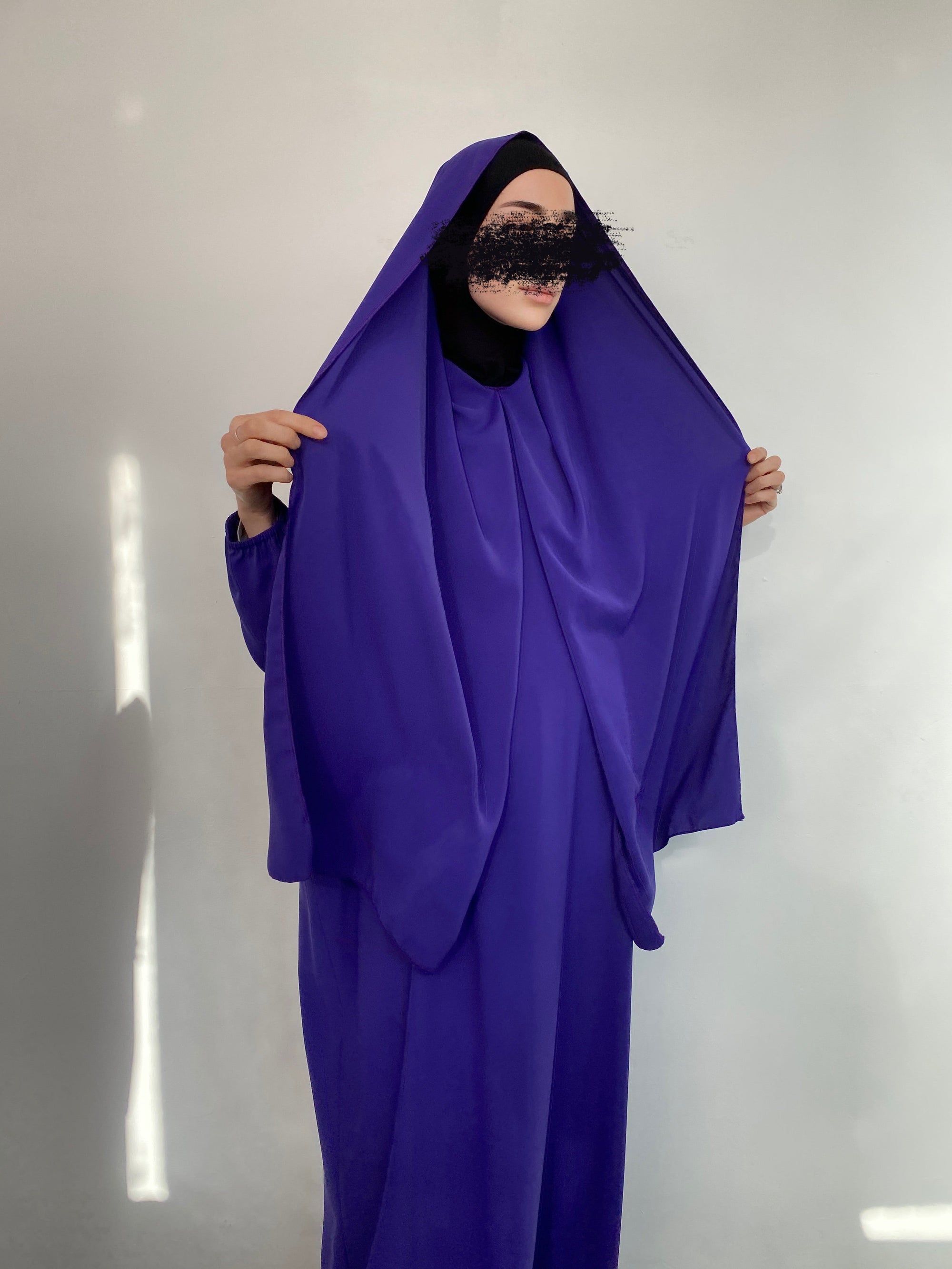 ABAYA SOIE DE MÉDINE INTÉGRÉ AUBERGINE