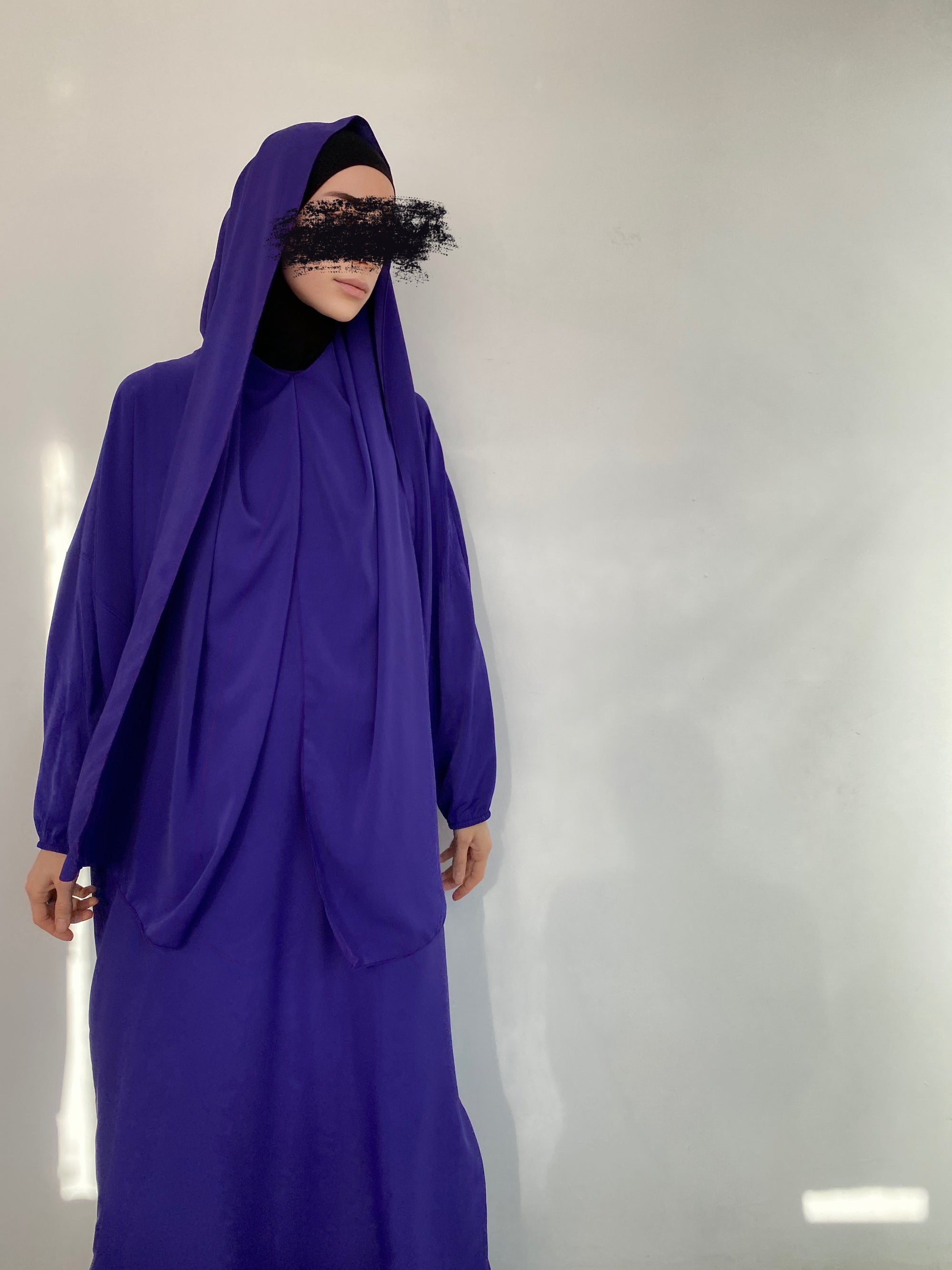 ABAYA SOIE DE MÉDINE INTÉGRÉ AUBERGINE