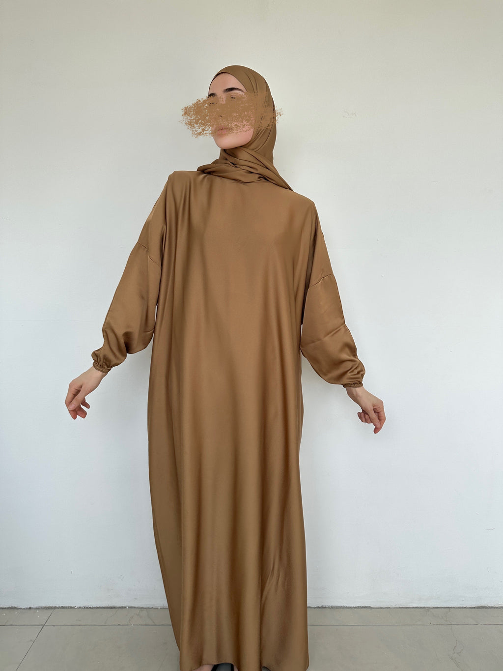 ABAYA SATINÉ HIJAB INTÉGRÉ