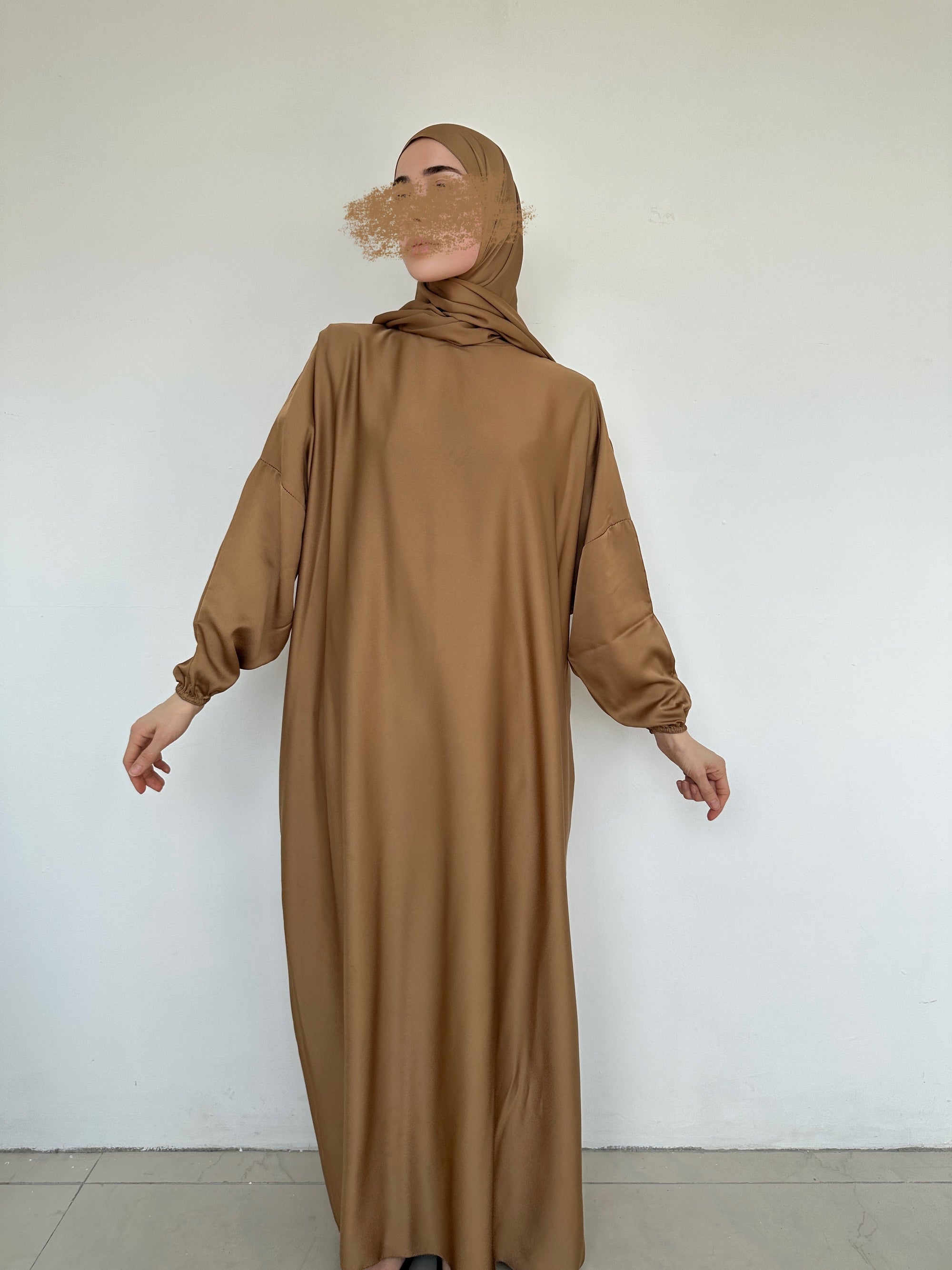 ABAYA SATINÉ HIJAB INTÉGRÉ