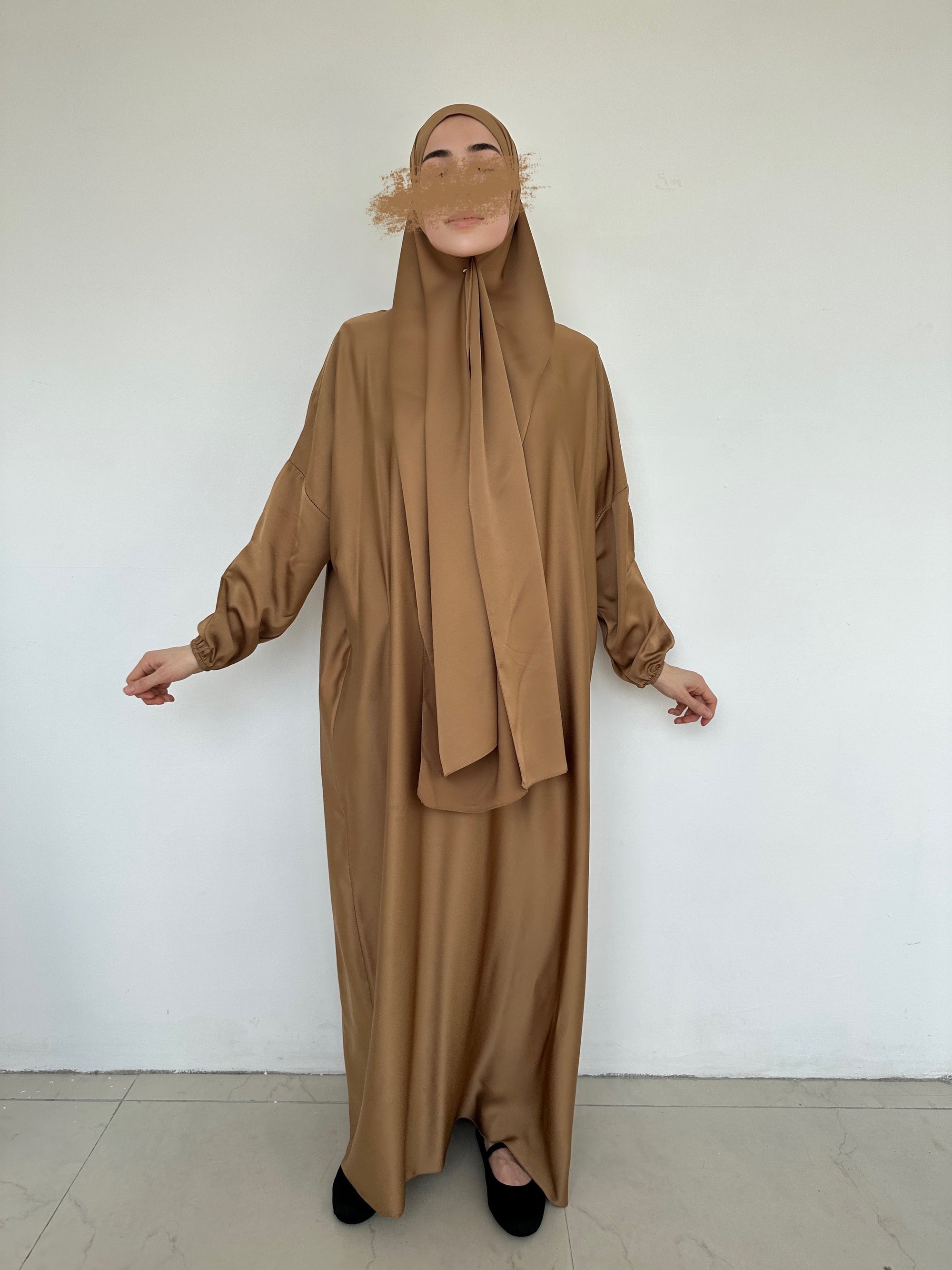 ABAYA SATINÉ HIJAB INTÉGRÉ