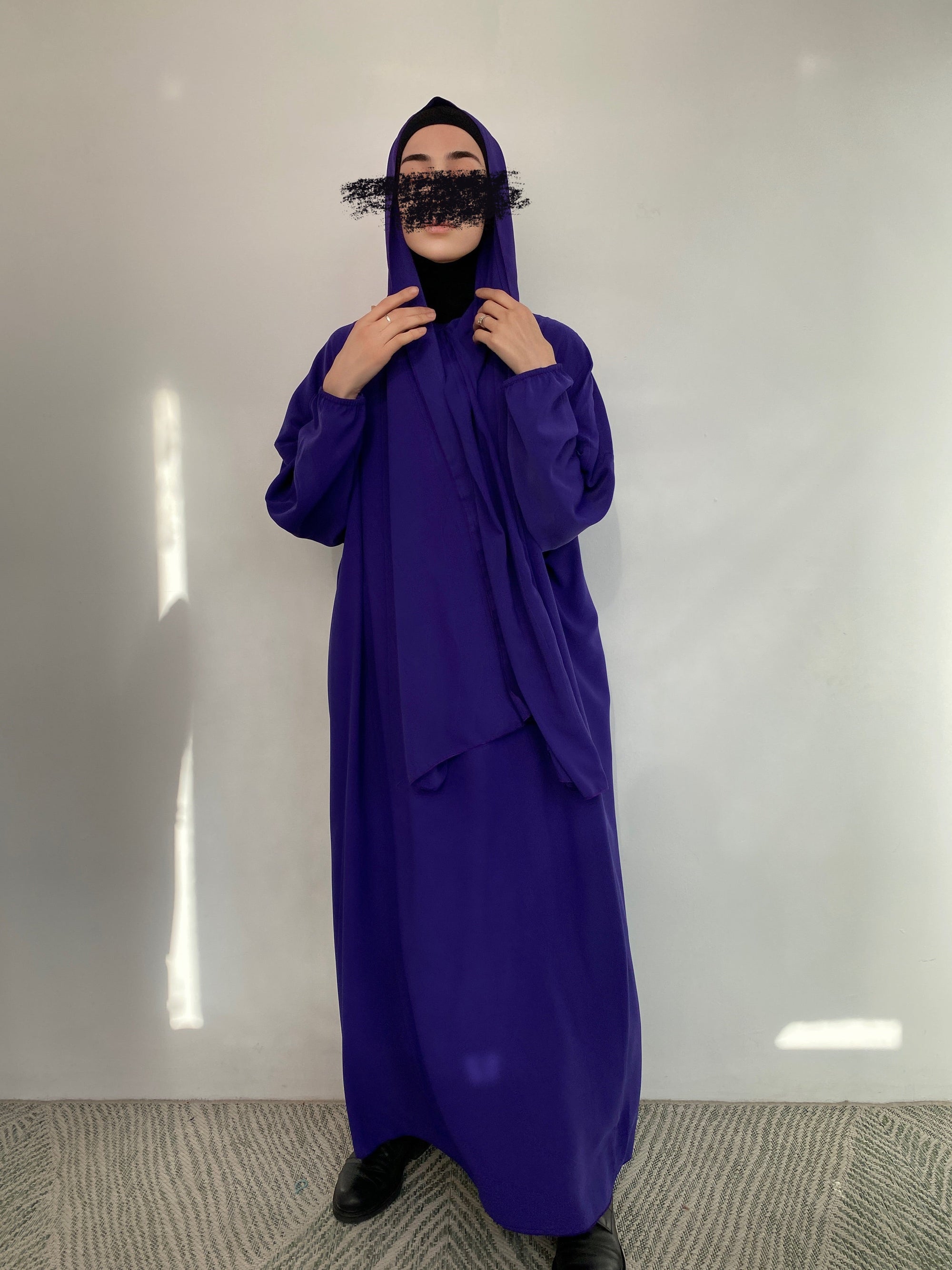 ABAYA SOIE DE MÉDINE INTÉGRÉ AUBERGINE