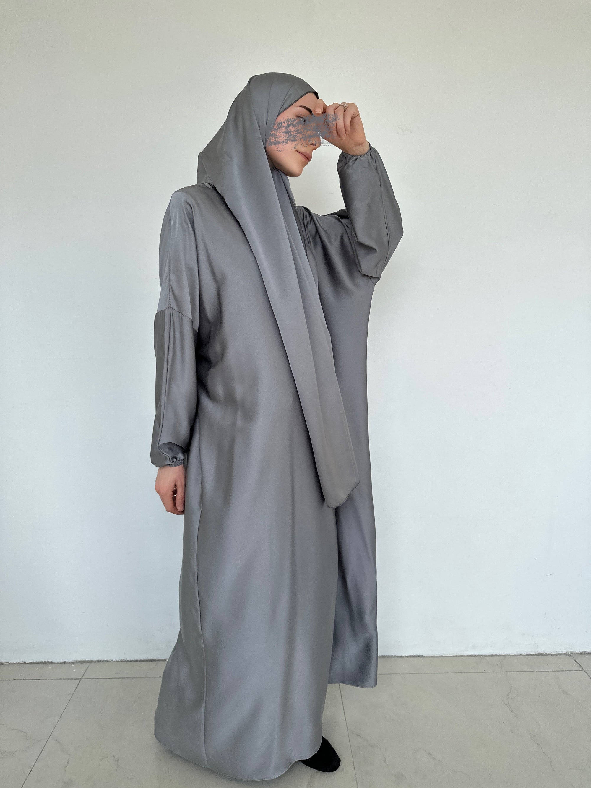 ABAYA SATINÉ HIJAB INTÉGRÉ