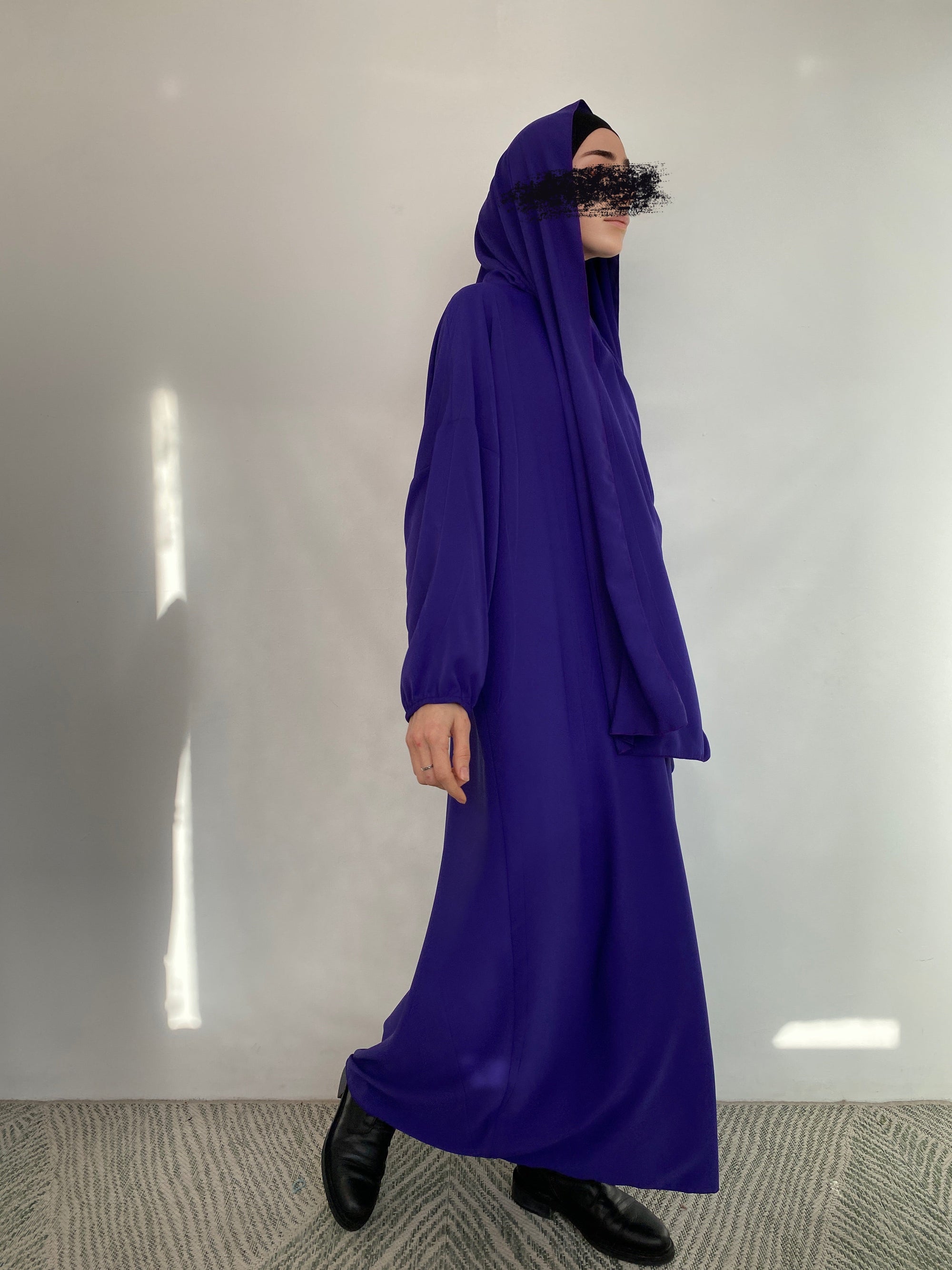 ABAYA SOIE DE MÉDINE INTÉGRÉ AUBERGINE