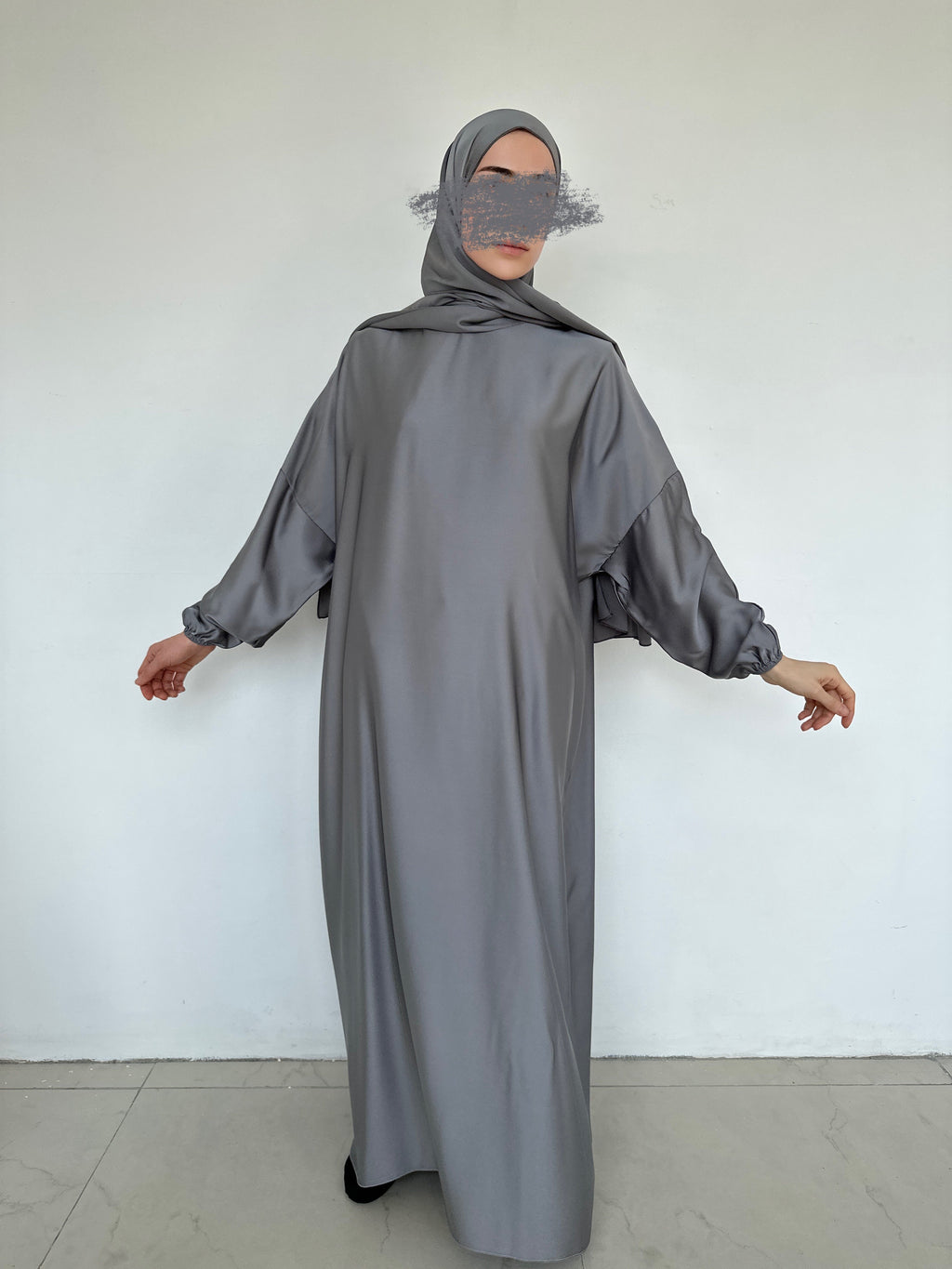 ABAYA SATINÉ HIJAB INTÉGRÉ